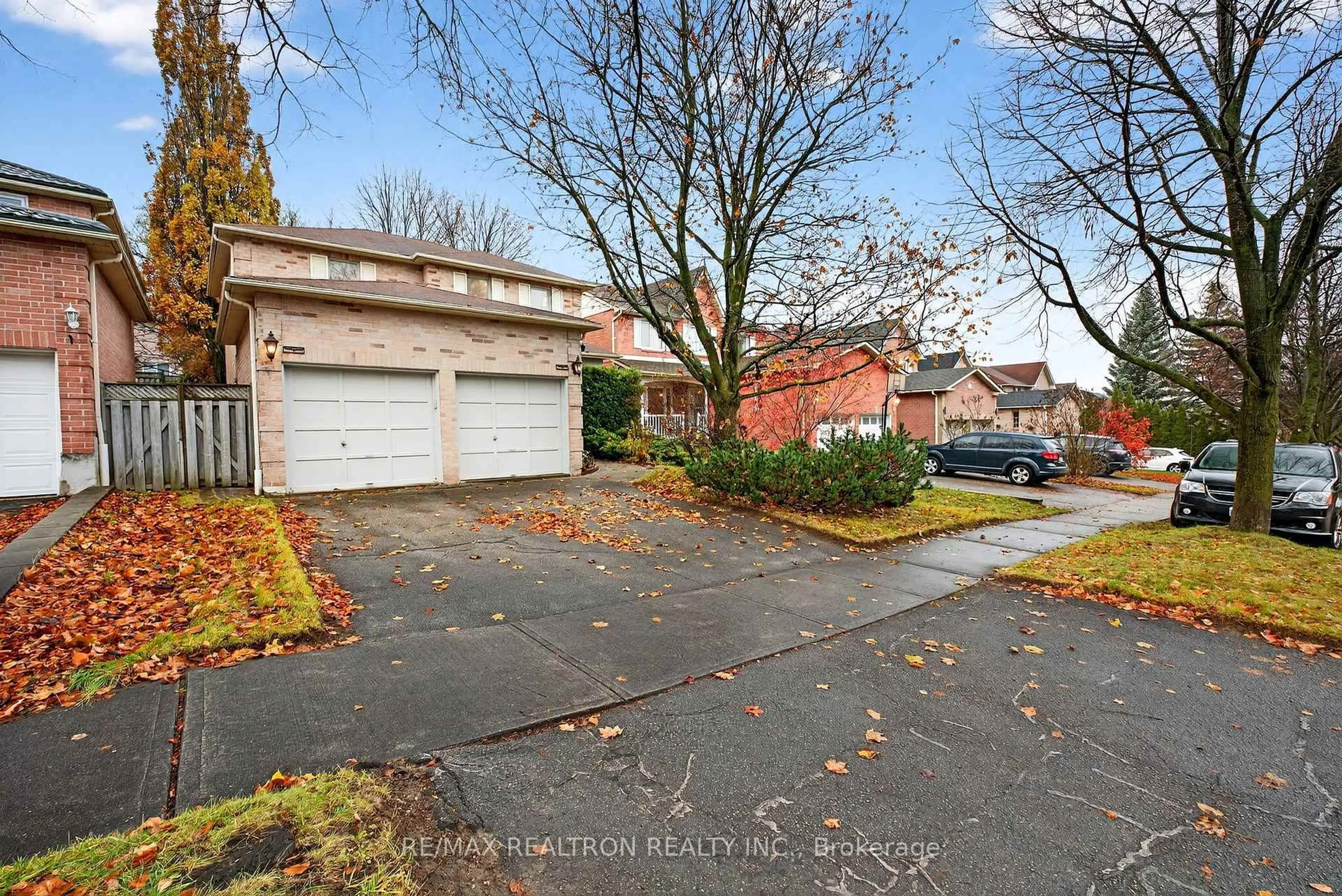 A pic from outside/outdoor area/front of a property/back of a property/a pic from drone, street for 29 Locker Dr, Ajax Ontario L1T 3K8