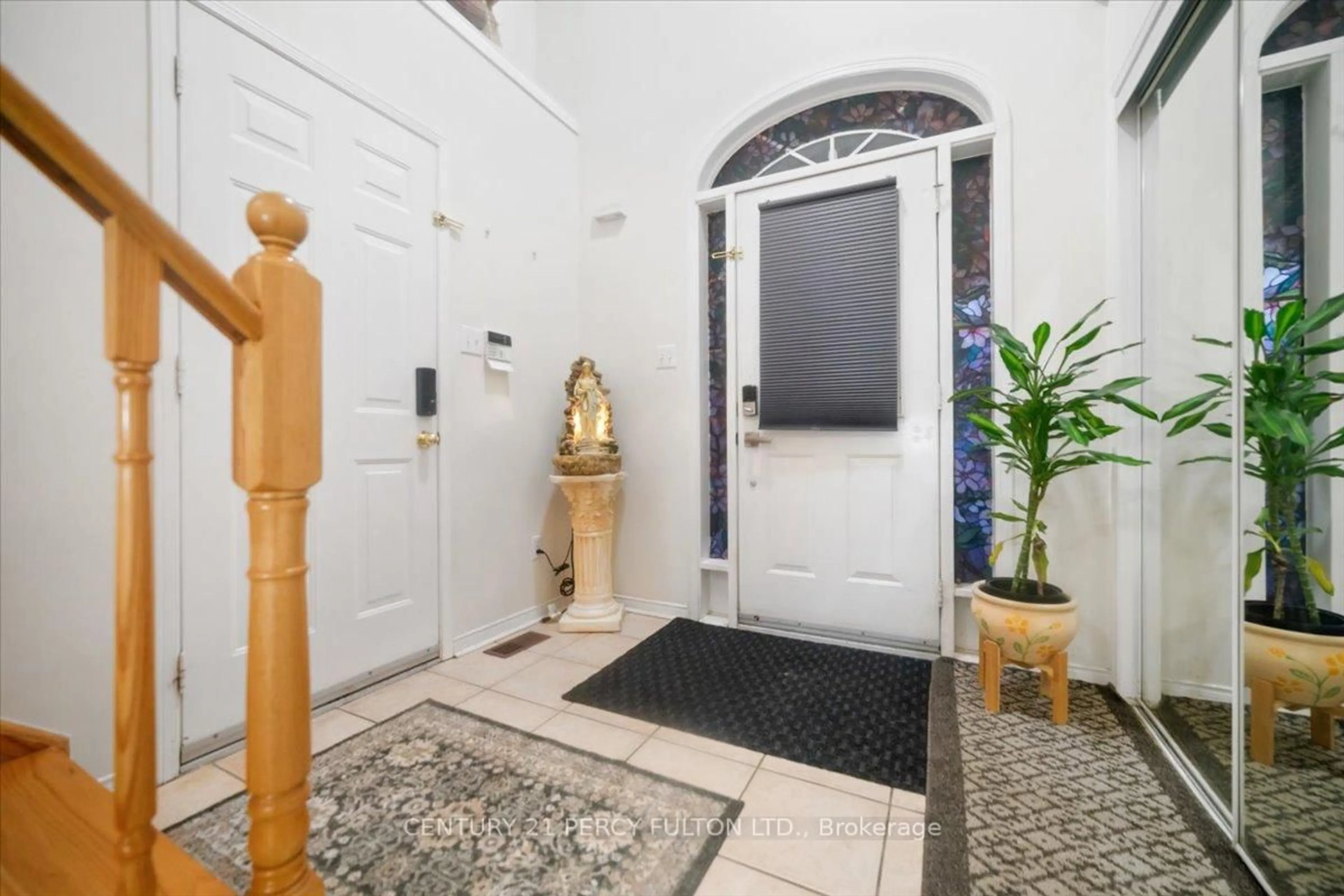Indoor foyer for 8 Boulderbrook Dr, Toronto Ontario M1X 2B9