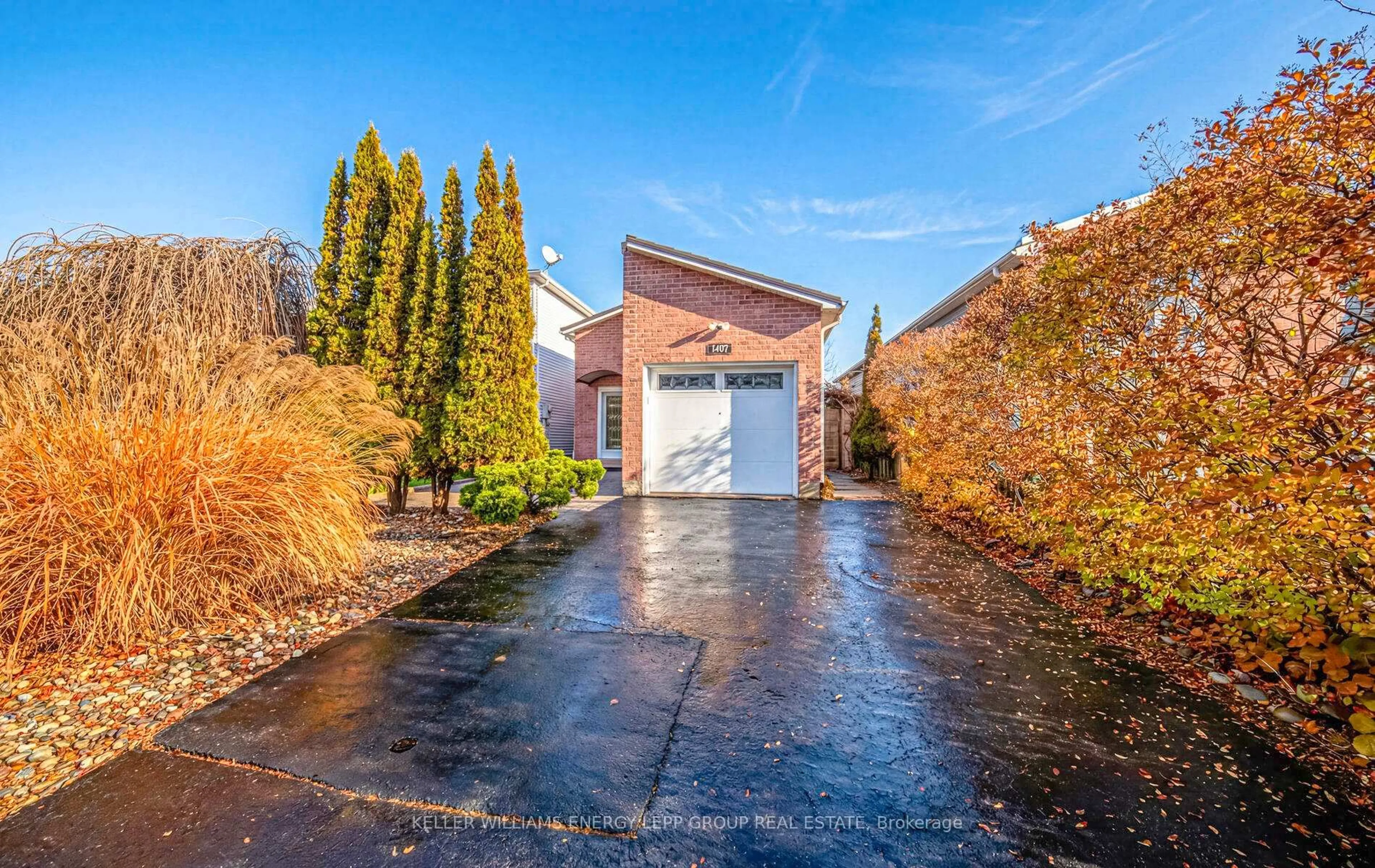 A pic from outside/outdoor area/front of a property/back of a property/a pic from drone, street for 1407 Outlet Dr, Oshawa Ontario L1J 7Z2