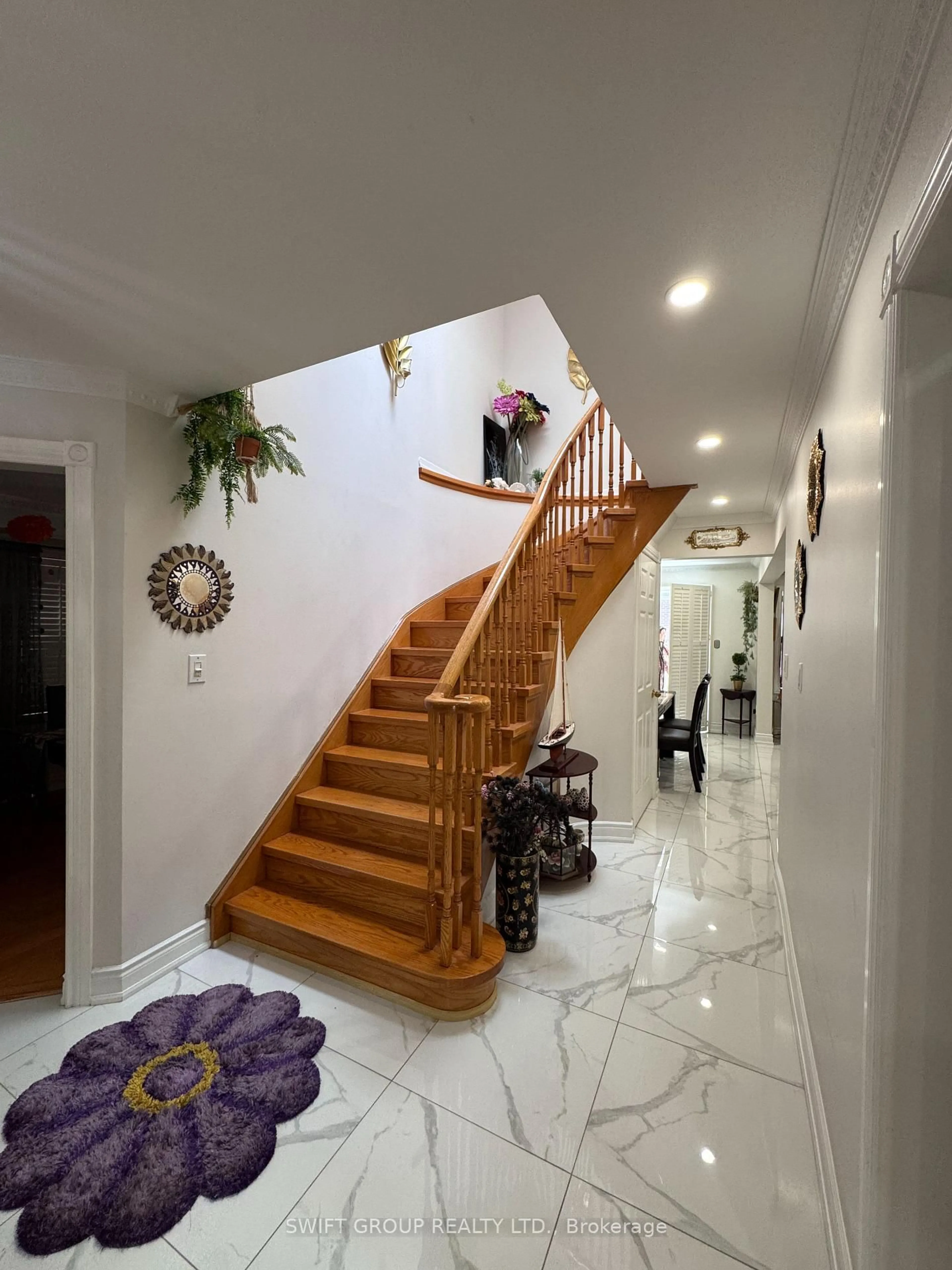 Indoor foyer for 17 Graybark Cres, Toronto Ontario M1C 4J2