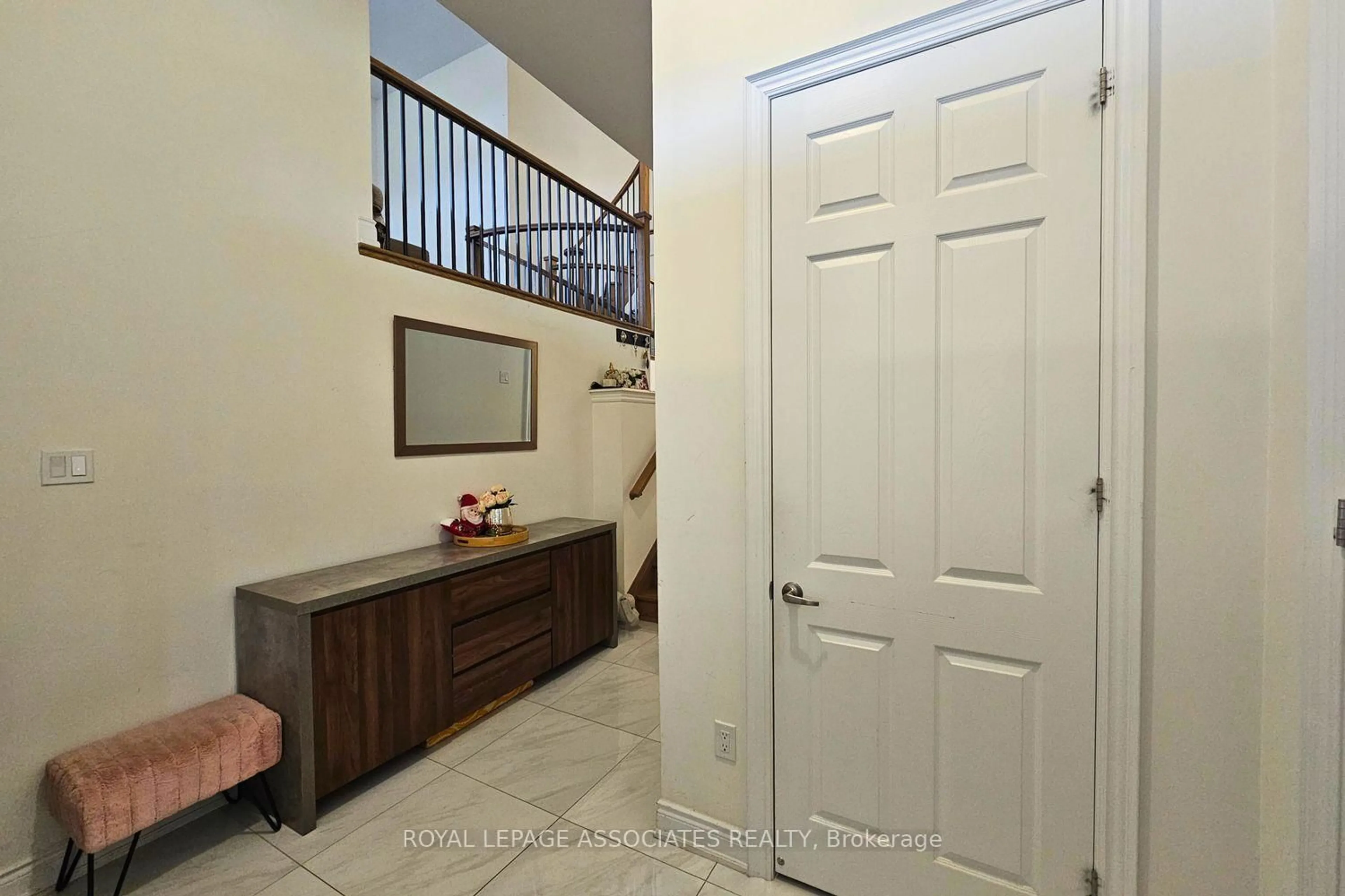 Indoor entryway for 133 Marcel Brunnelle Dr, Whitby Ontario L1P 0G7