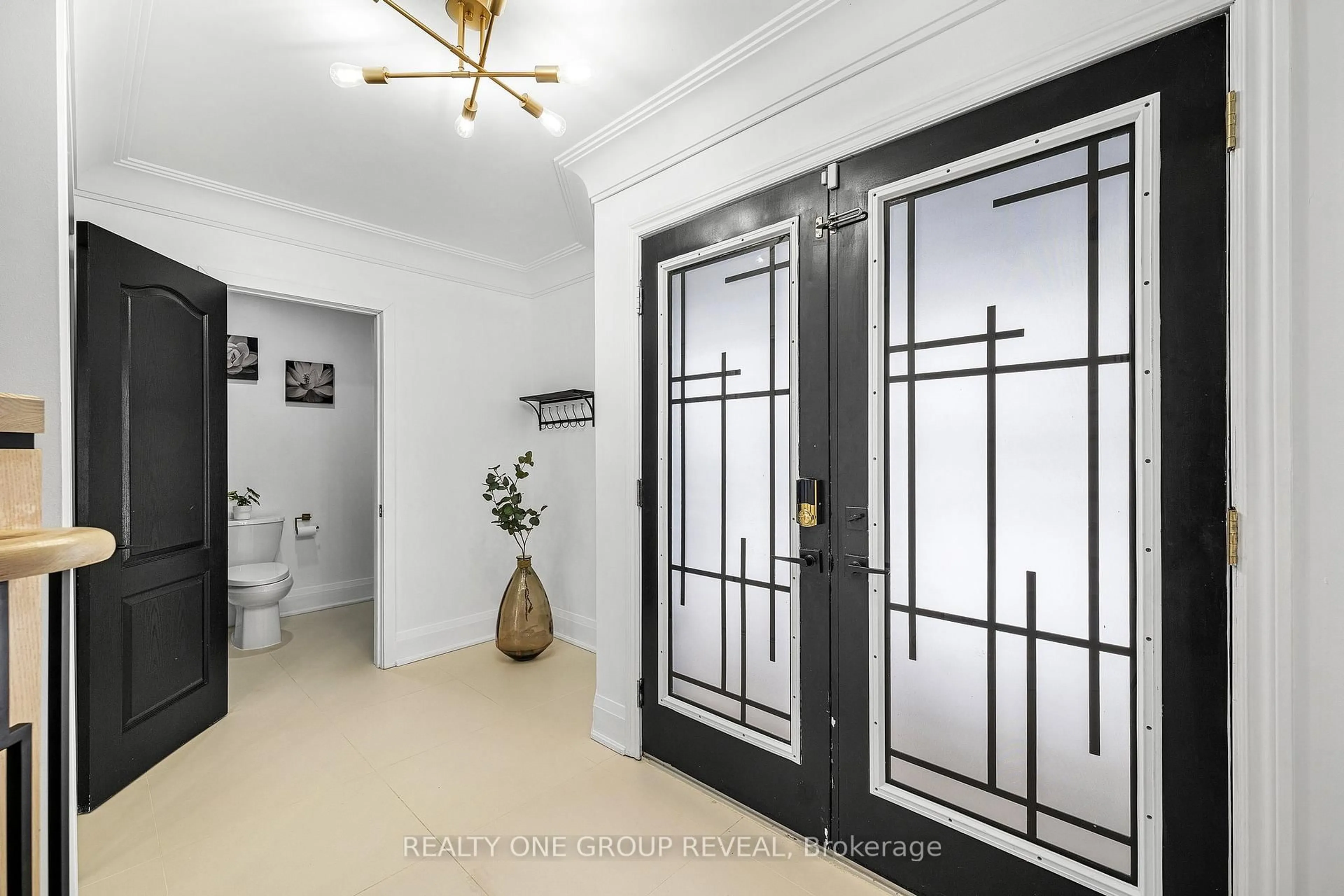 Indoor entryway for 1 Bridgid Dr, Whitby Ontario L1P 1T7