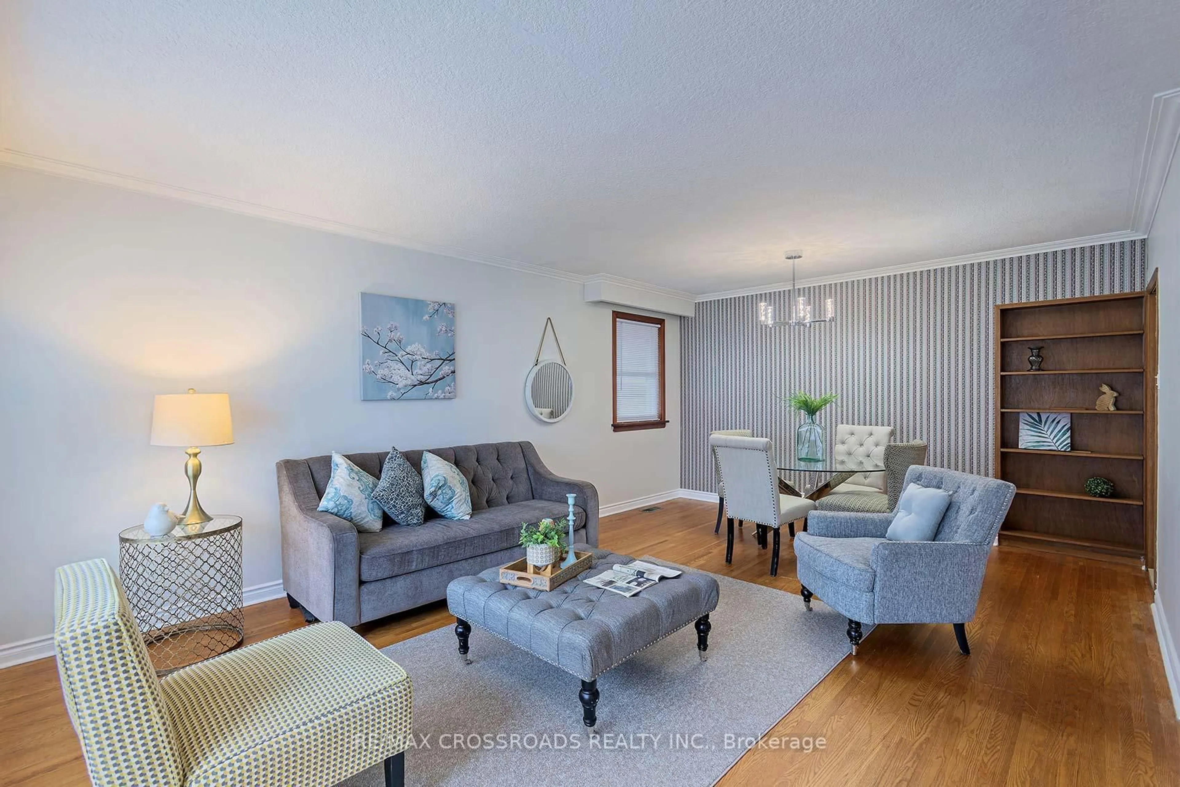 Living room with furniture, wood/laminate floor for 39 Pandora Circ, Toronto Ontario M1H 1V4