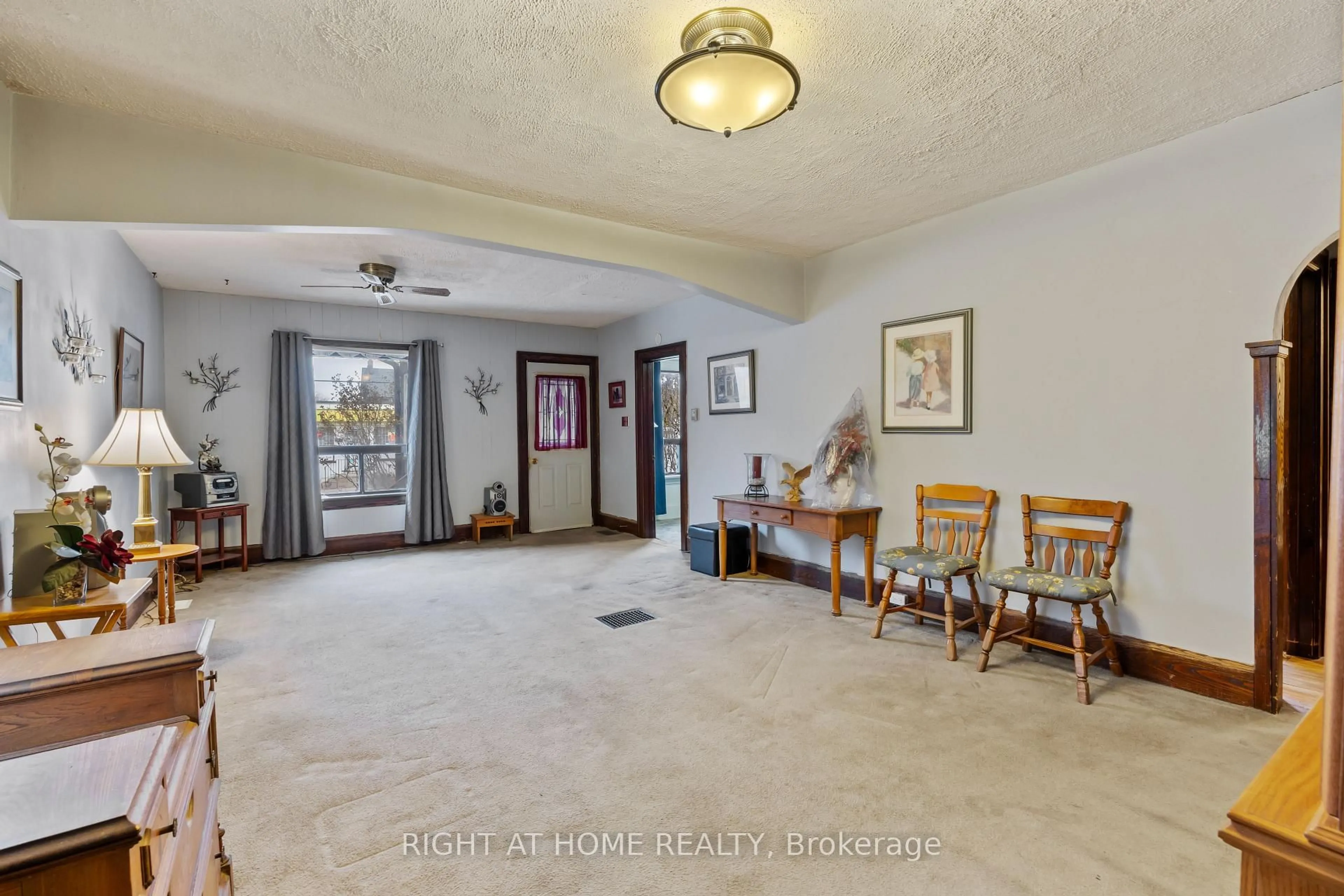 Indoor foyer for 157 Park Rd, Oshawa Ontario L1J 4H1