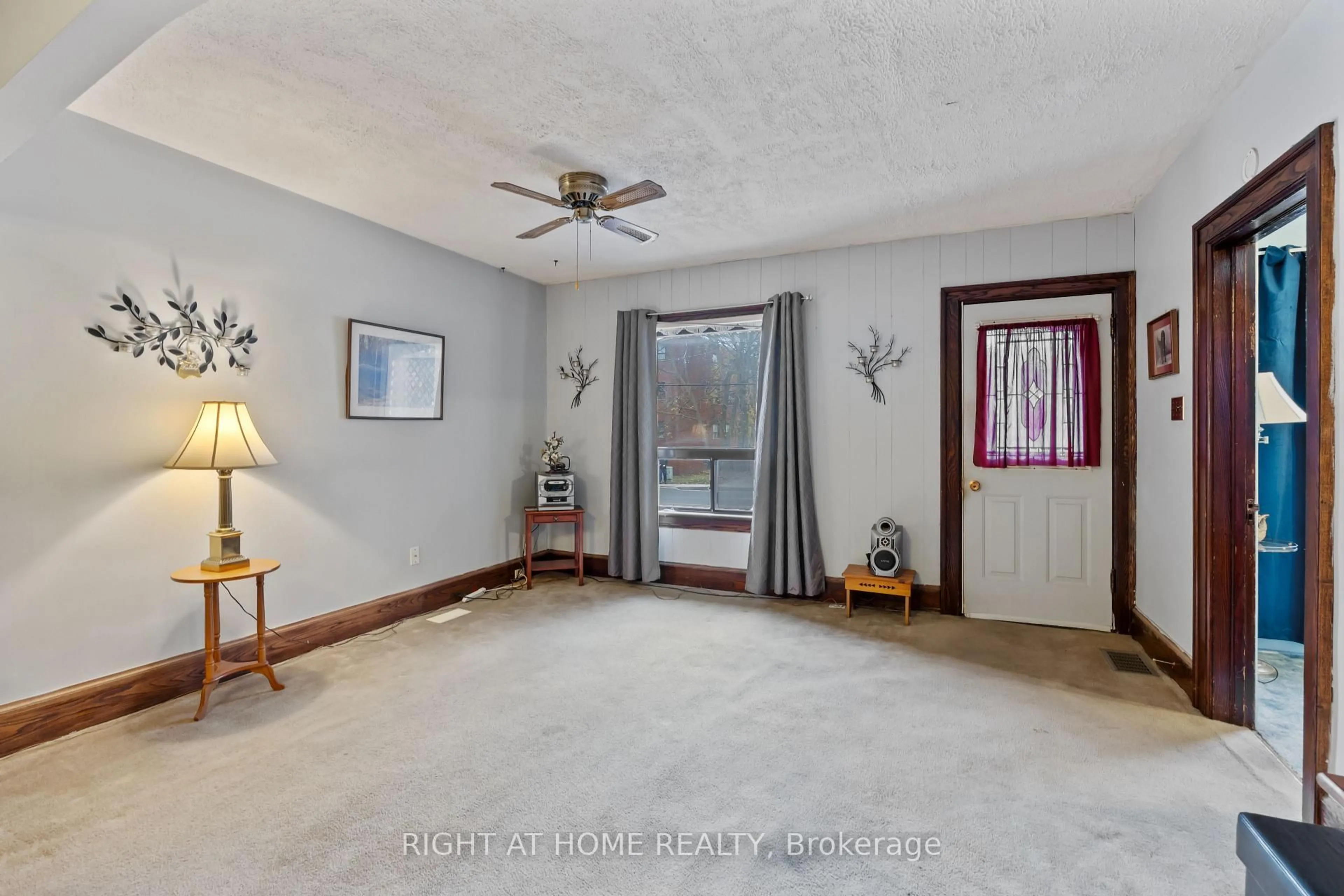 A pic of a room for 157 Park Rd, Oshawa Ontario L1J 4H1