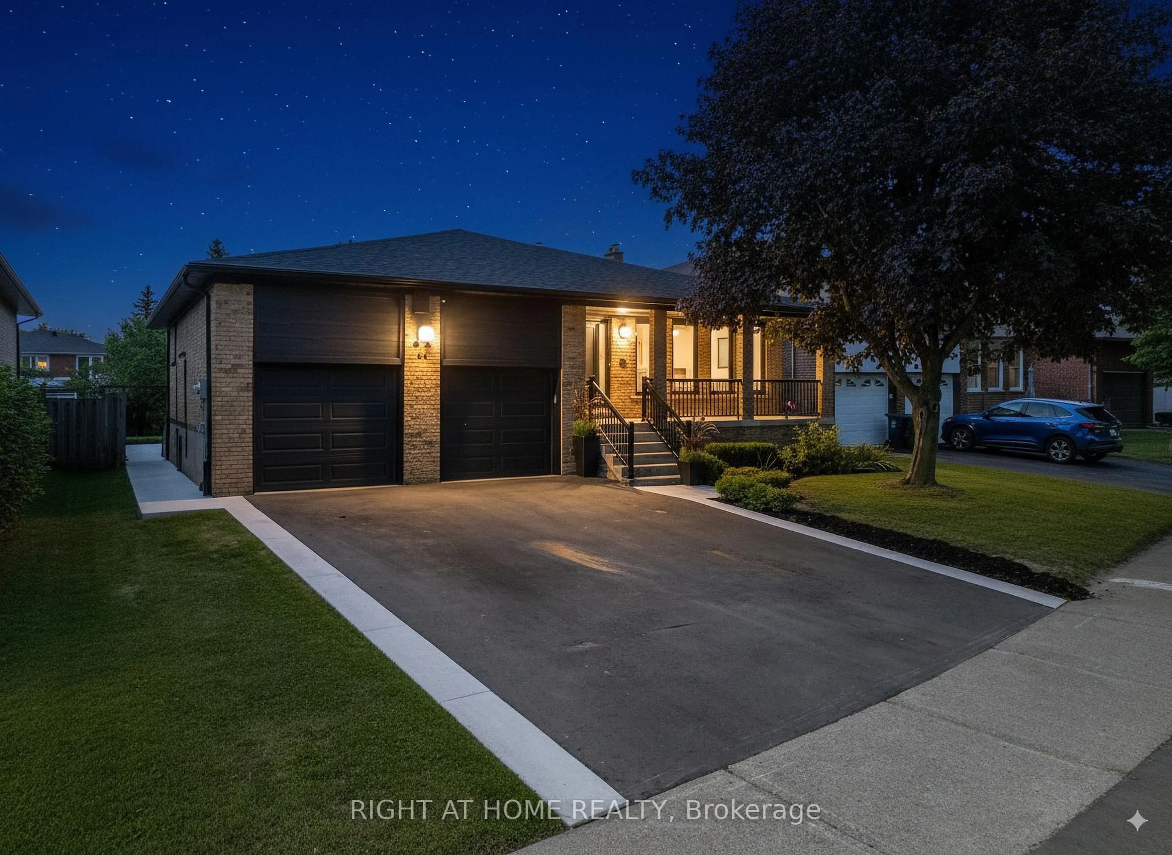 A pic from outside/outdoor area/front of a property/back of a property/a pic from drone, street for 44 Beamsville Dr, Toronto Ontario M1T 3S2