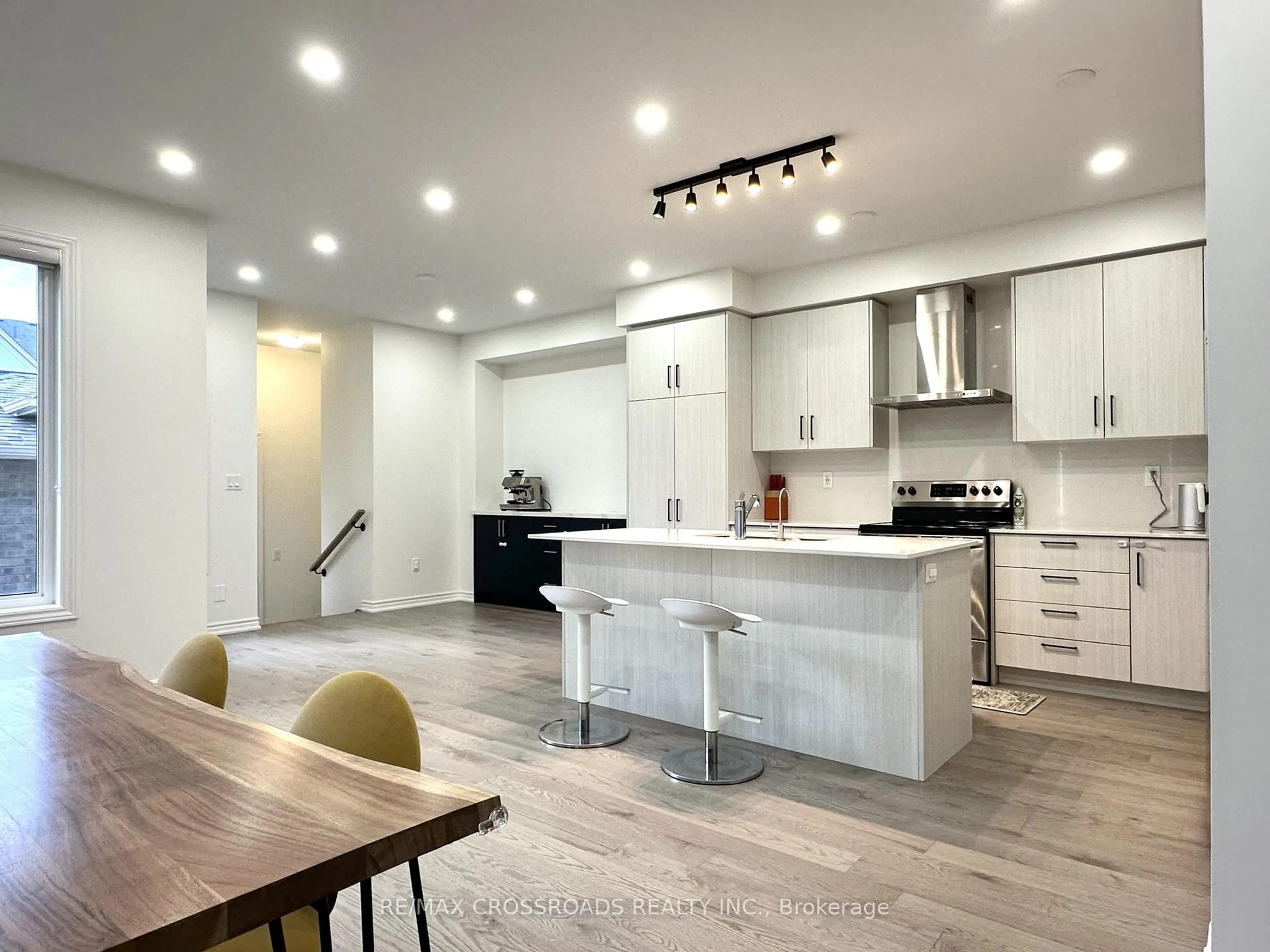 Open concept kitchen, unknown for 493 Twin Streams Rd, Whitby Ontario L1P 0P6