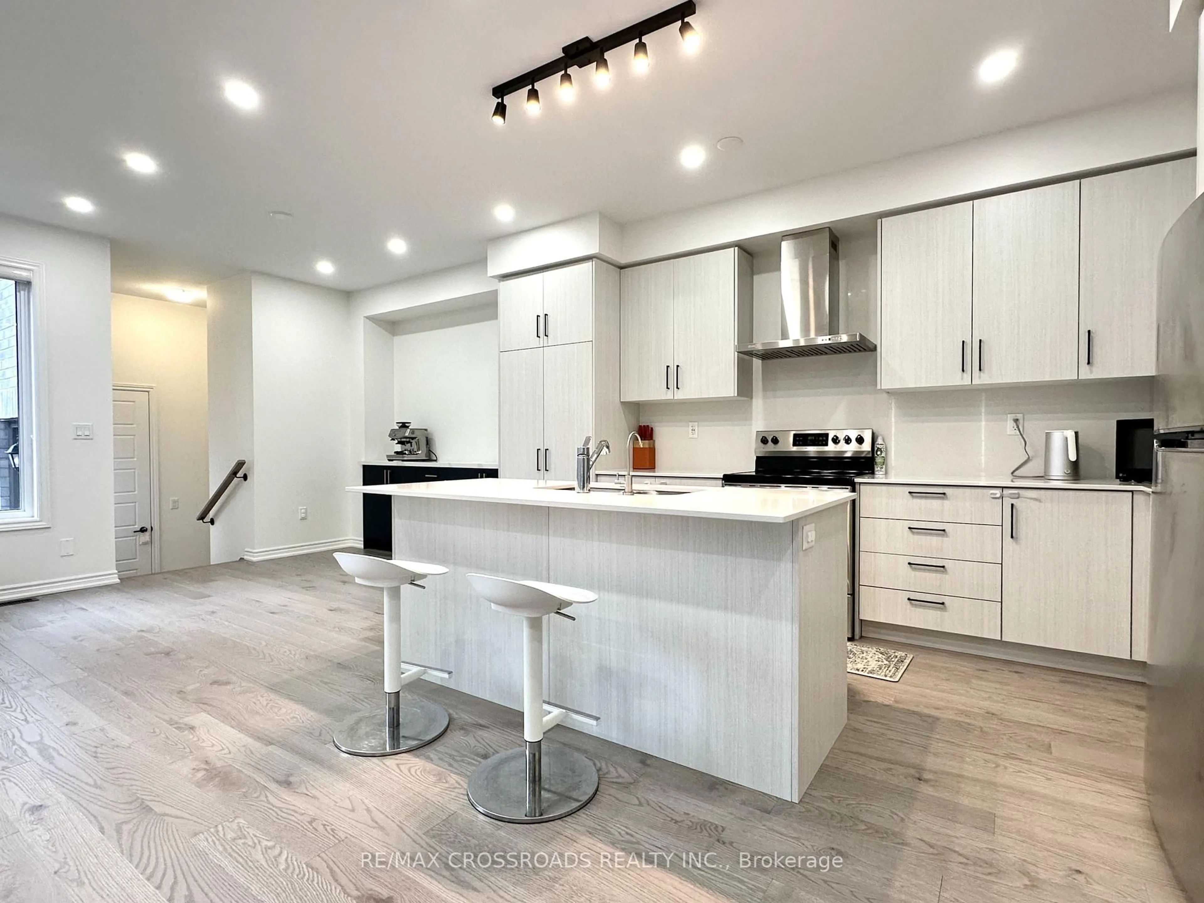 Contemporary kitchen, unknown for 493 Twin Streams Rd, Whitby Ontario L1P 0P6