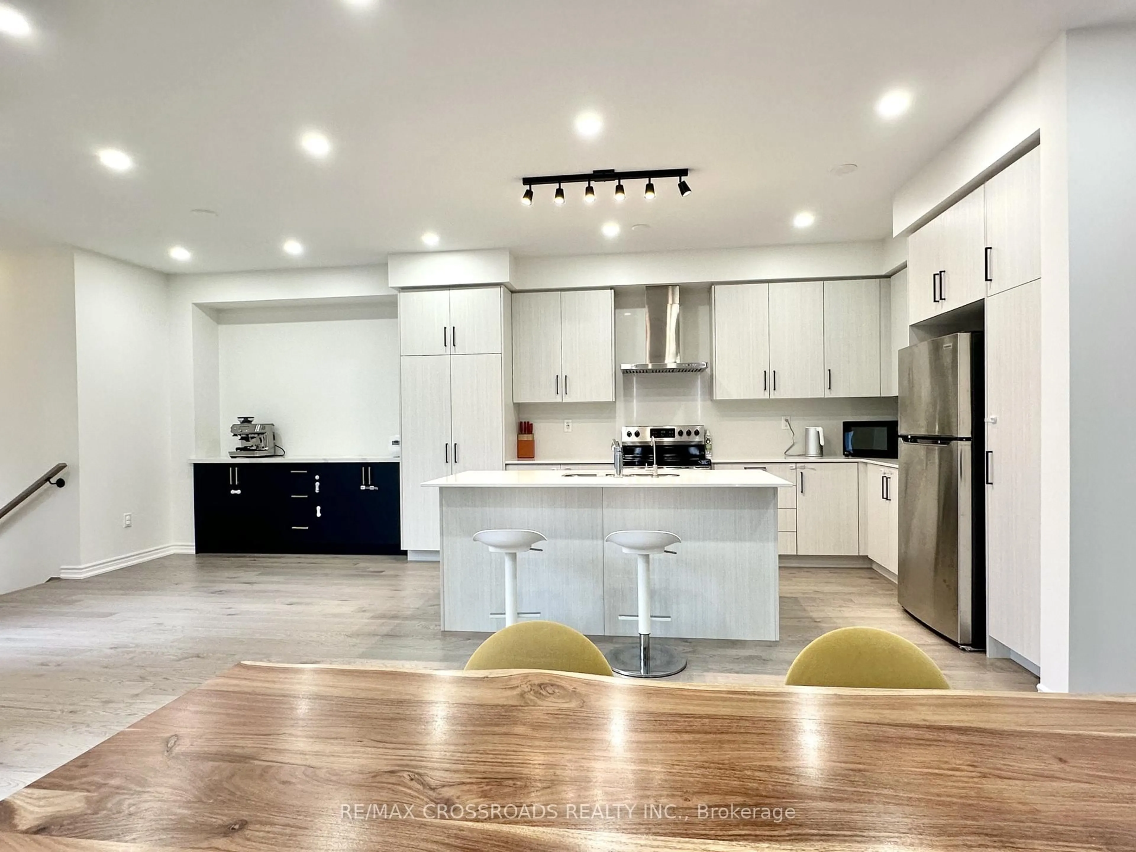 Open concept kitchen, unknown for 493 Twin Streams Rd, Whitby Ontario L1P 0P6