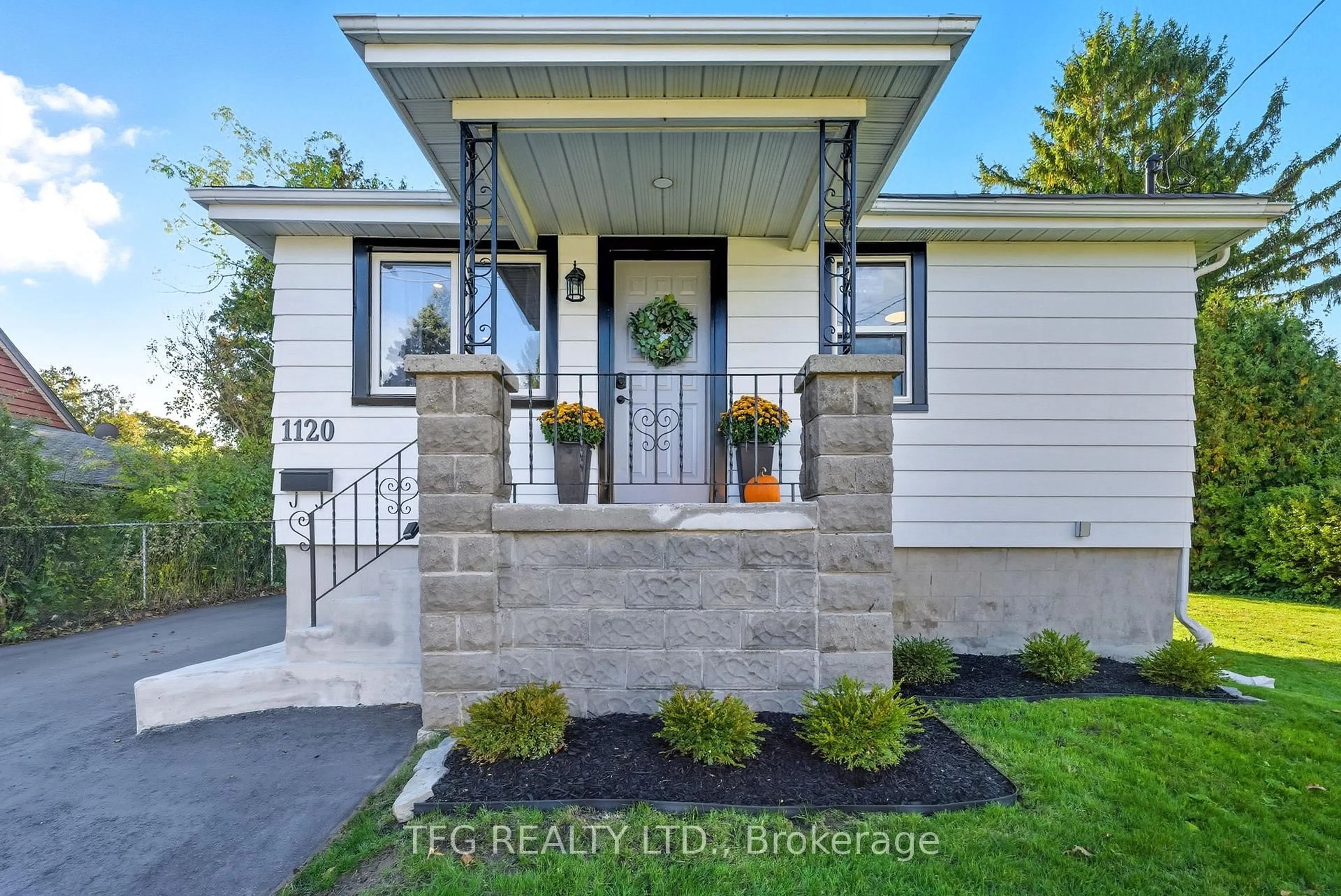 Indoor entryway for 1120 Somerville St, Oshawa Ontario L1G 4K5