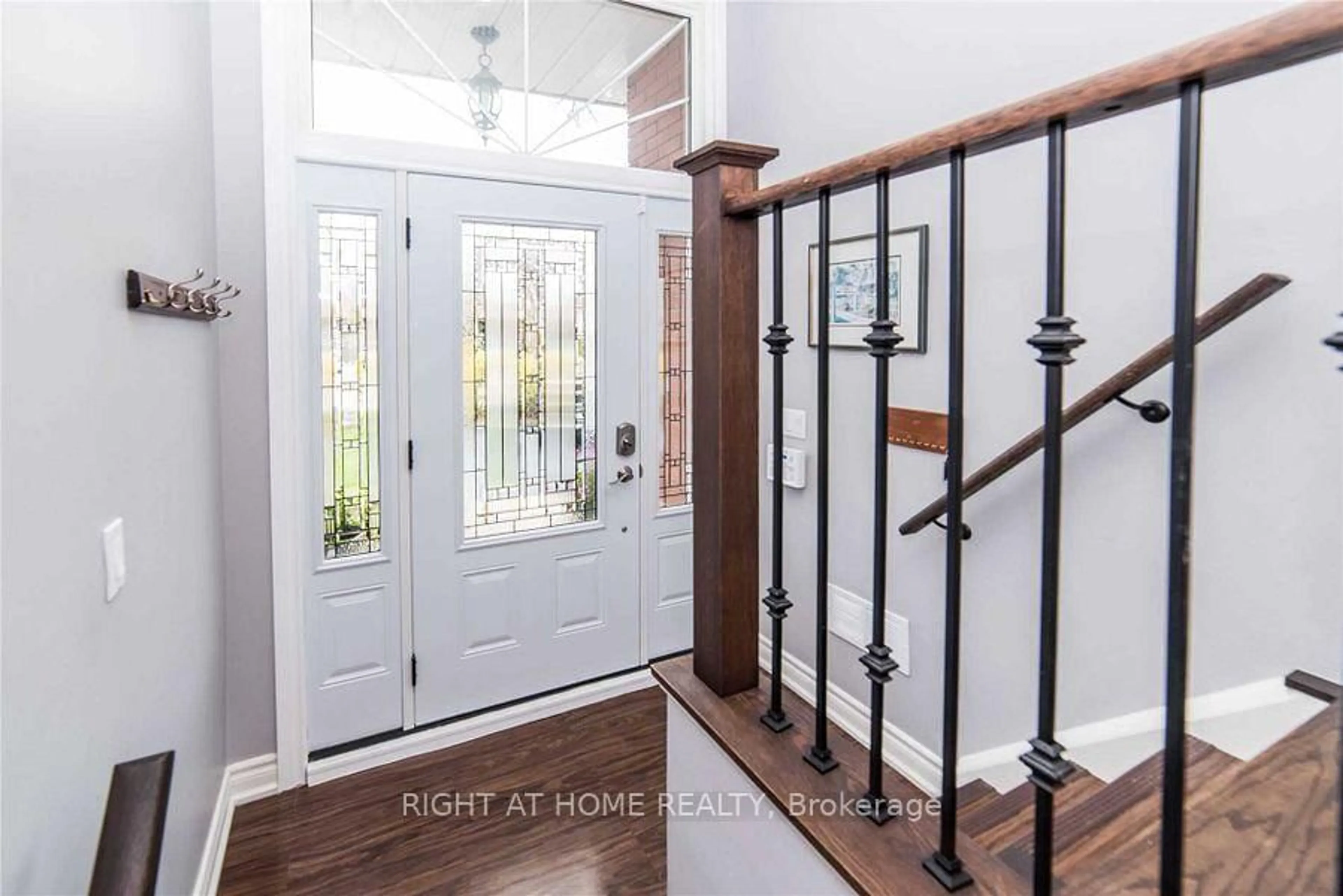 Indoor entryway for 1094 Ronlea Ave, Oshawa Ontario L1H 2X9