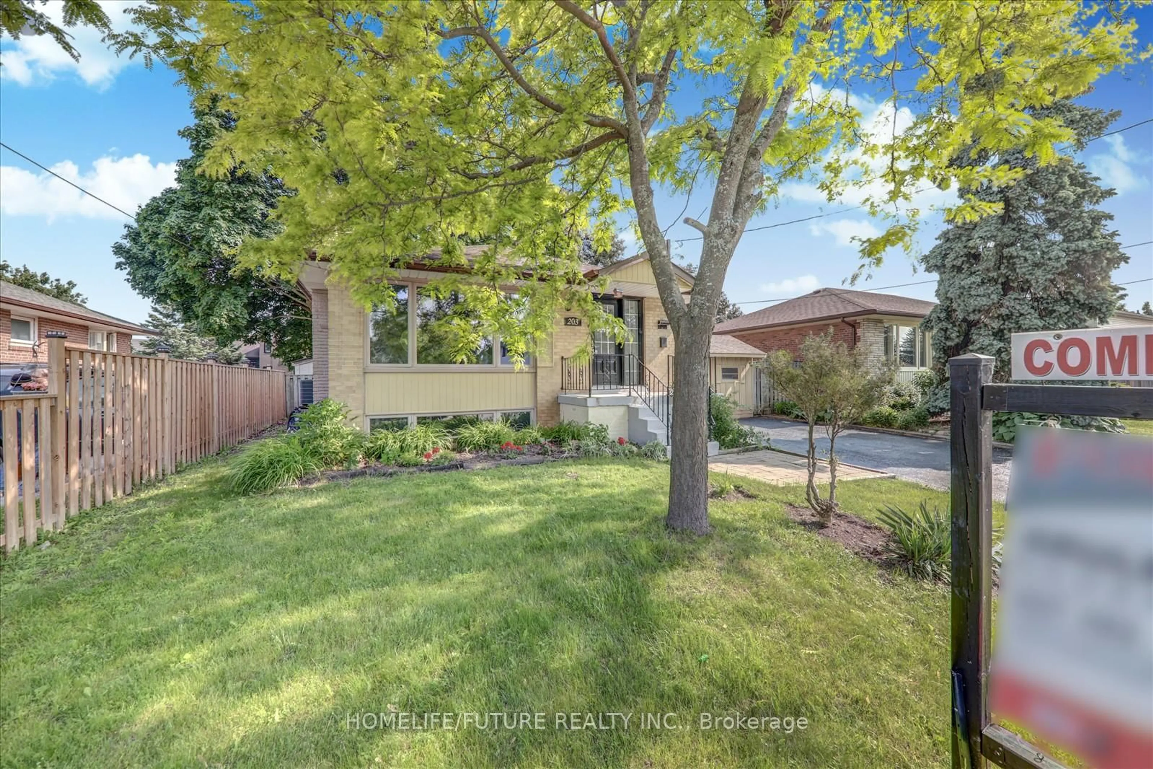 A pic from outside/outdoor area/front of a property/back of a property/a pic from drone, street for 203 Crawforth St, Whitby Ontario L1N 3S4