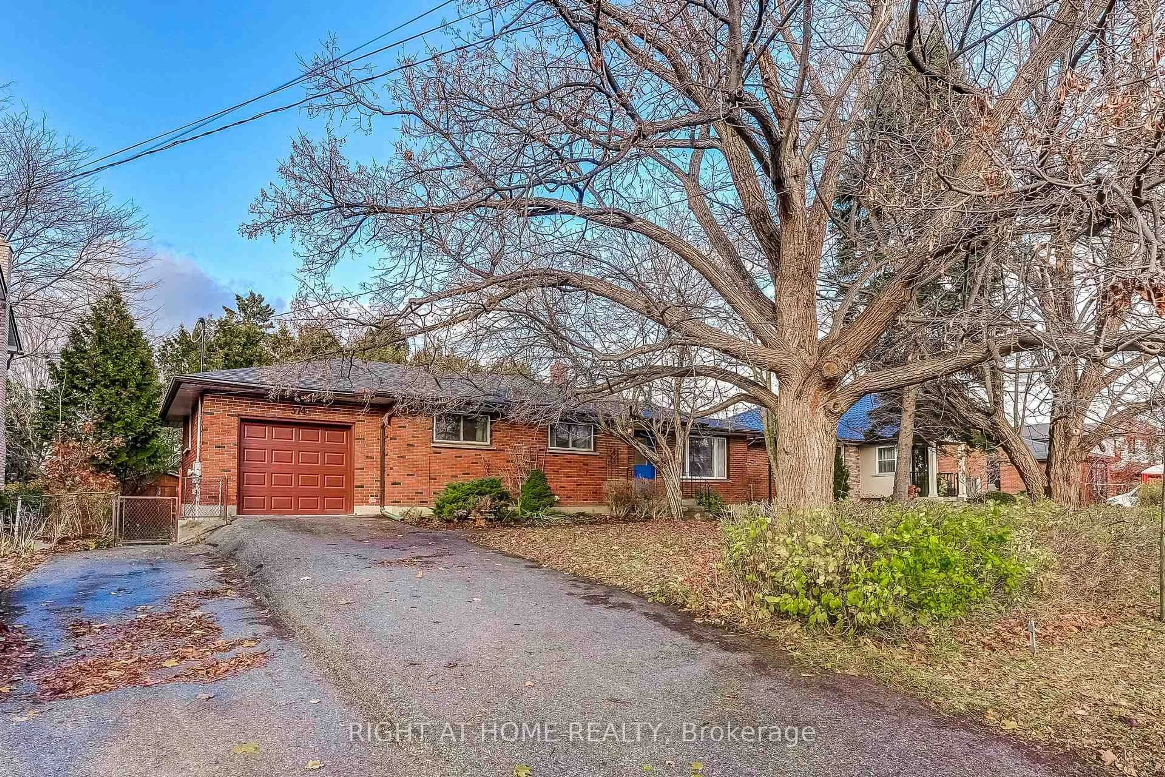 A pic from outside/outdoor area/front of a property/back of a property/a pic from drone, street for 374 Toynevale Rd, Pickering Ontario L1W 2H1