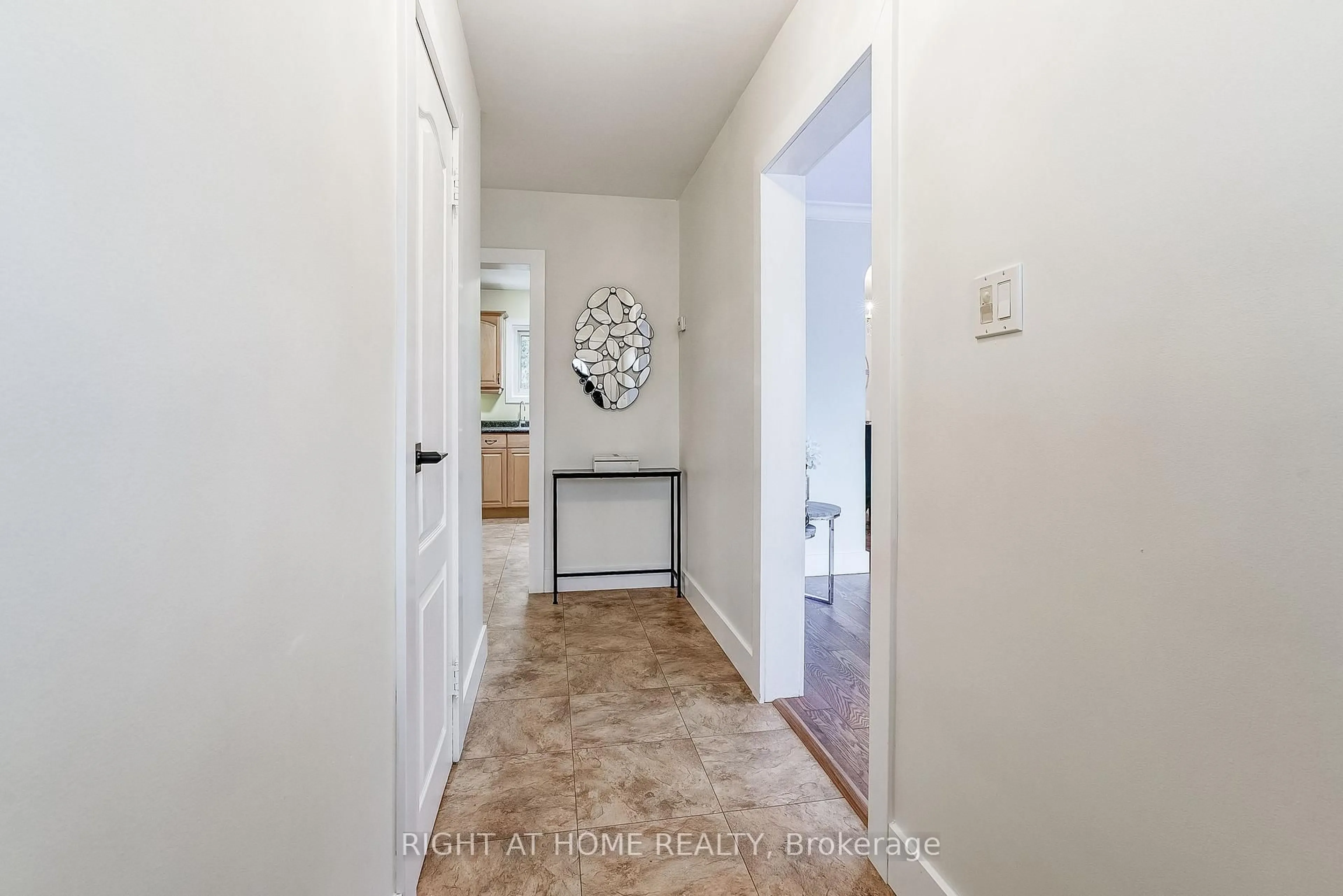 Indoor entryway for 374 Toynevale Rd, Pickering Ontario L1W 2H1