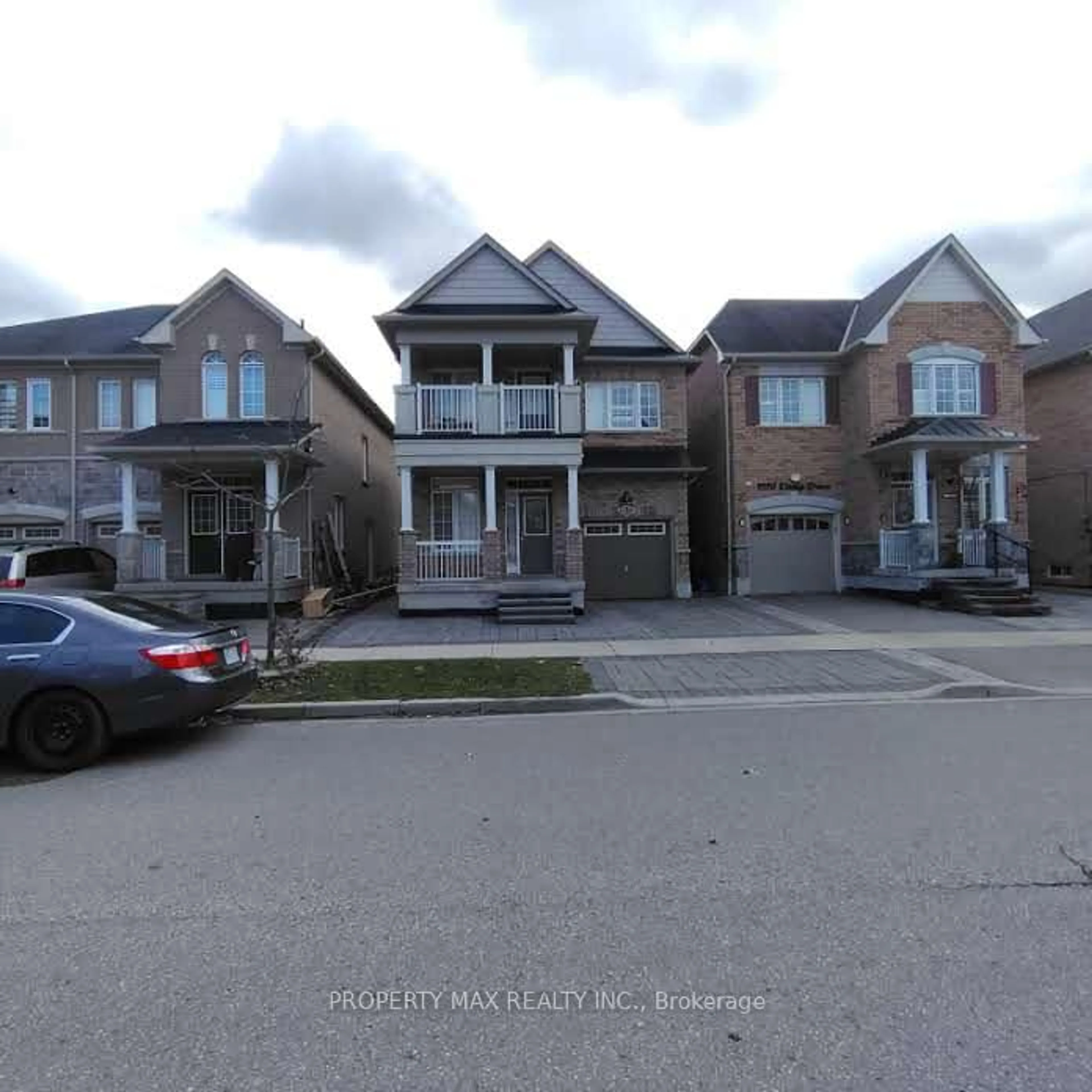 A pic from outside/outdoor area/front of a property/back of a property/a pic from drone, street for 1517 Dusty Dr, Pickering Ontario L1X 0C8