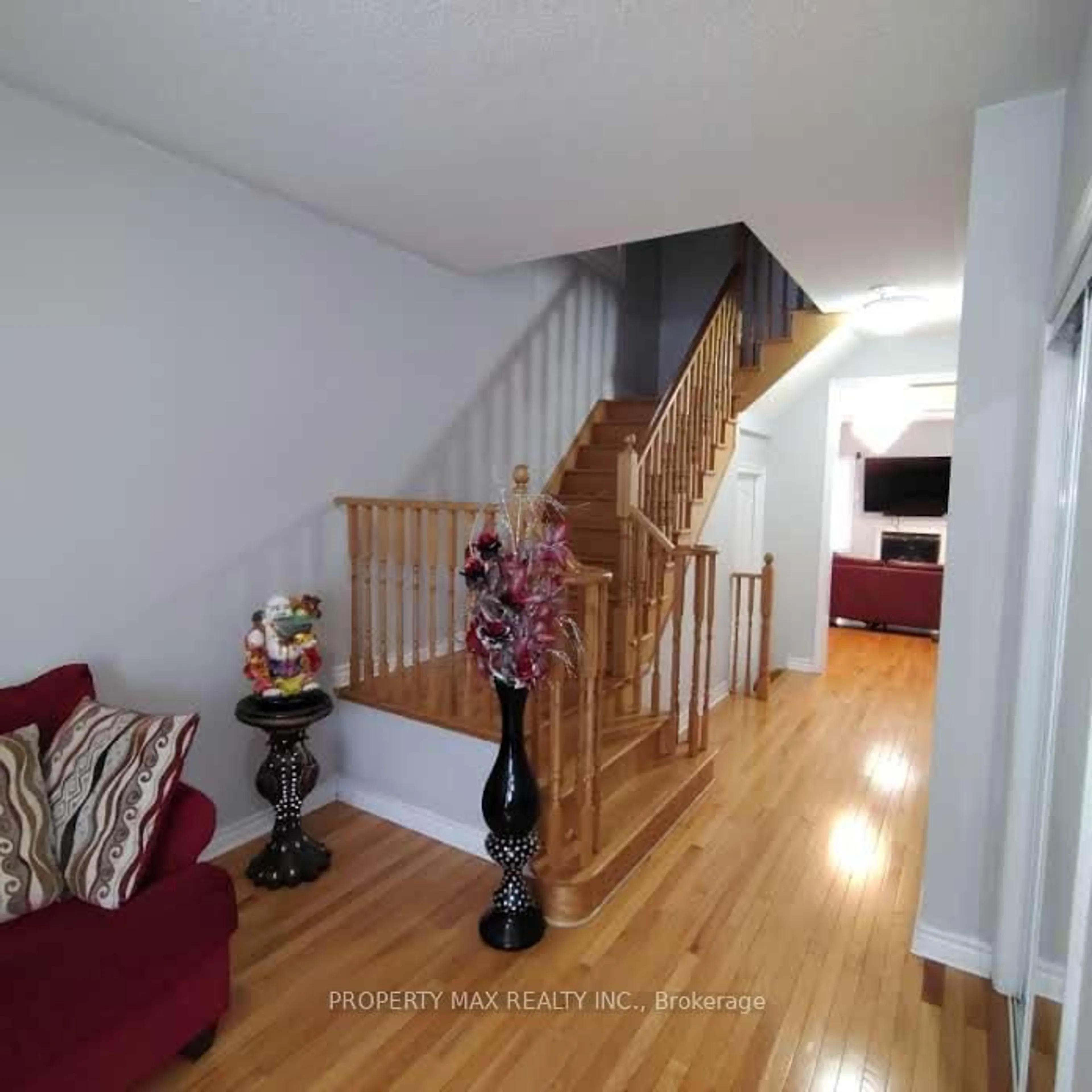 Indoor foyer for 1517 Dusty Dr, Pickering Ontario L1X 0C8
