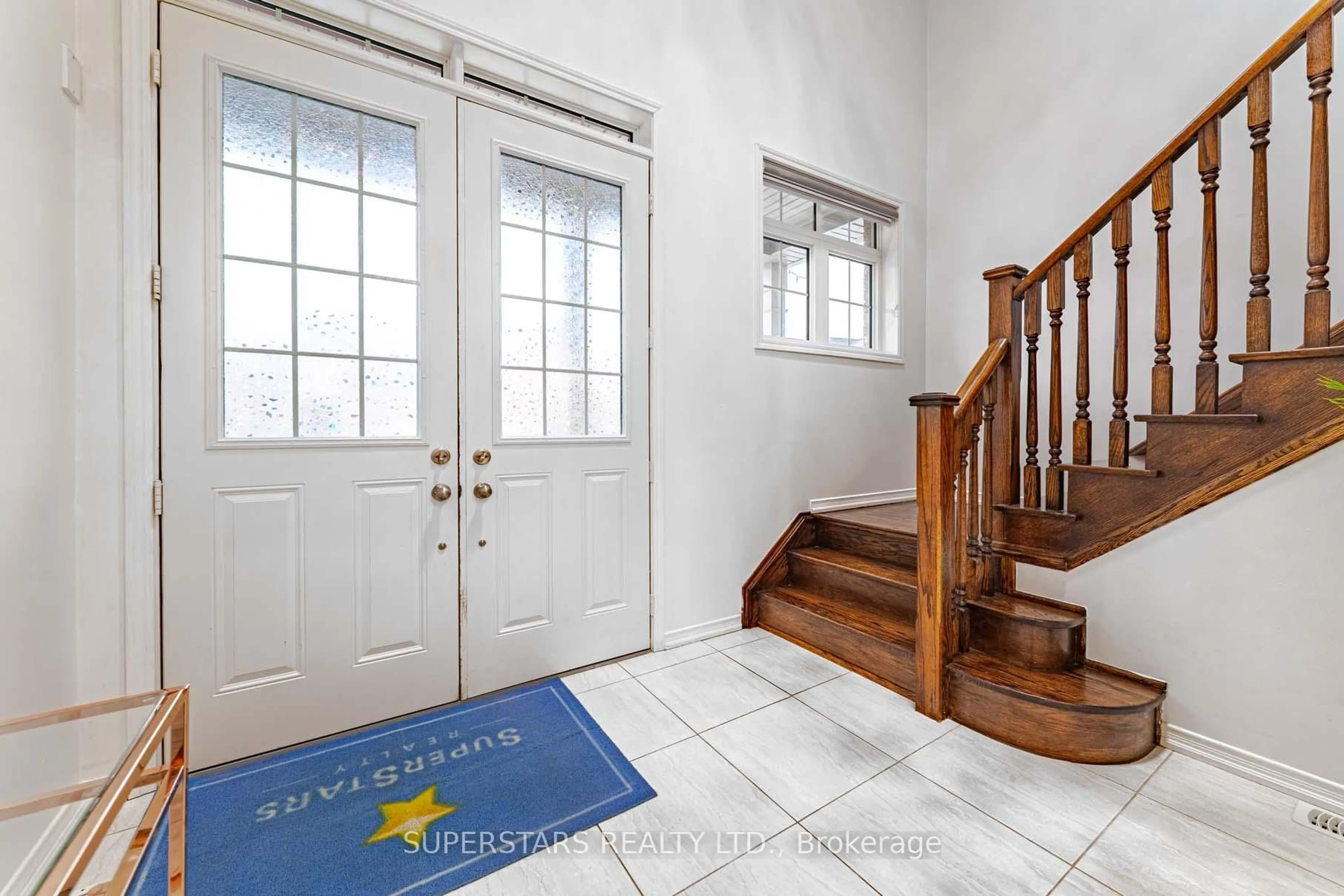 Indoor entryway for 2517 Bandsman Cres, Oshawa Ontario L1L 0M1