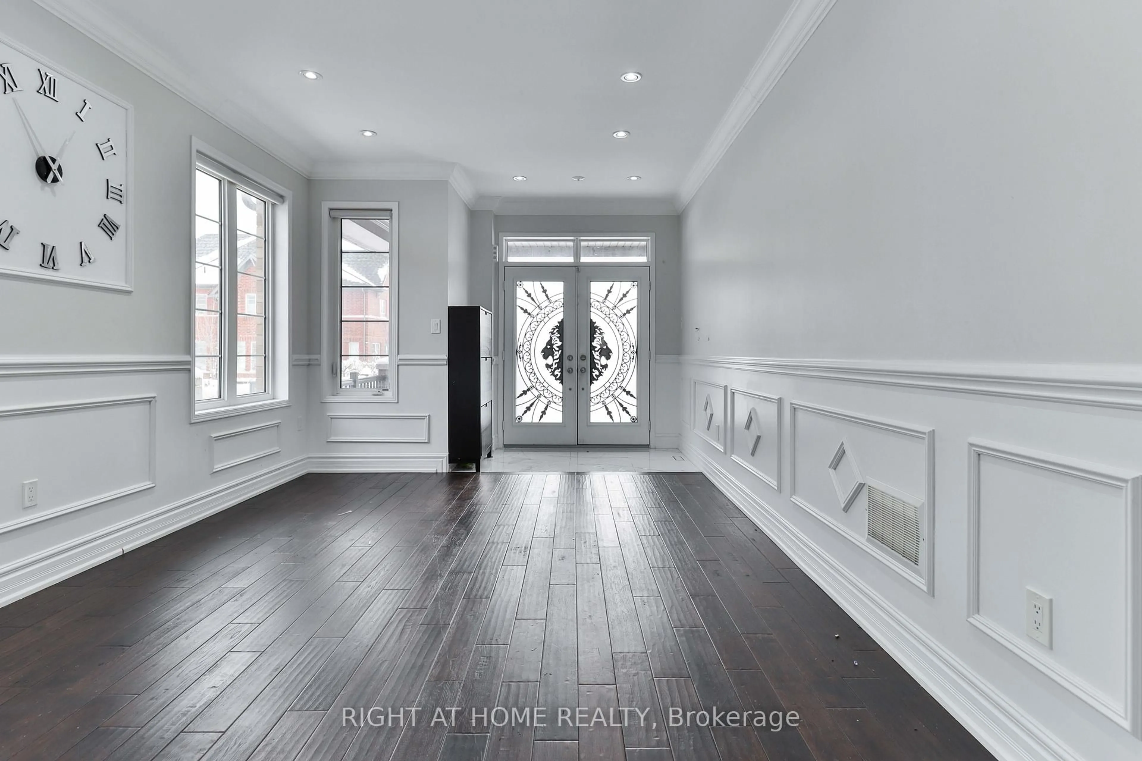 Indoor entryway for 186 Cosgrove Dr, Oshawa Ontario L1L 0K5