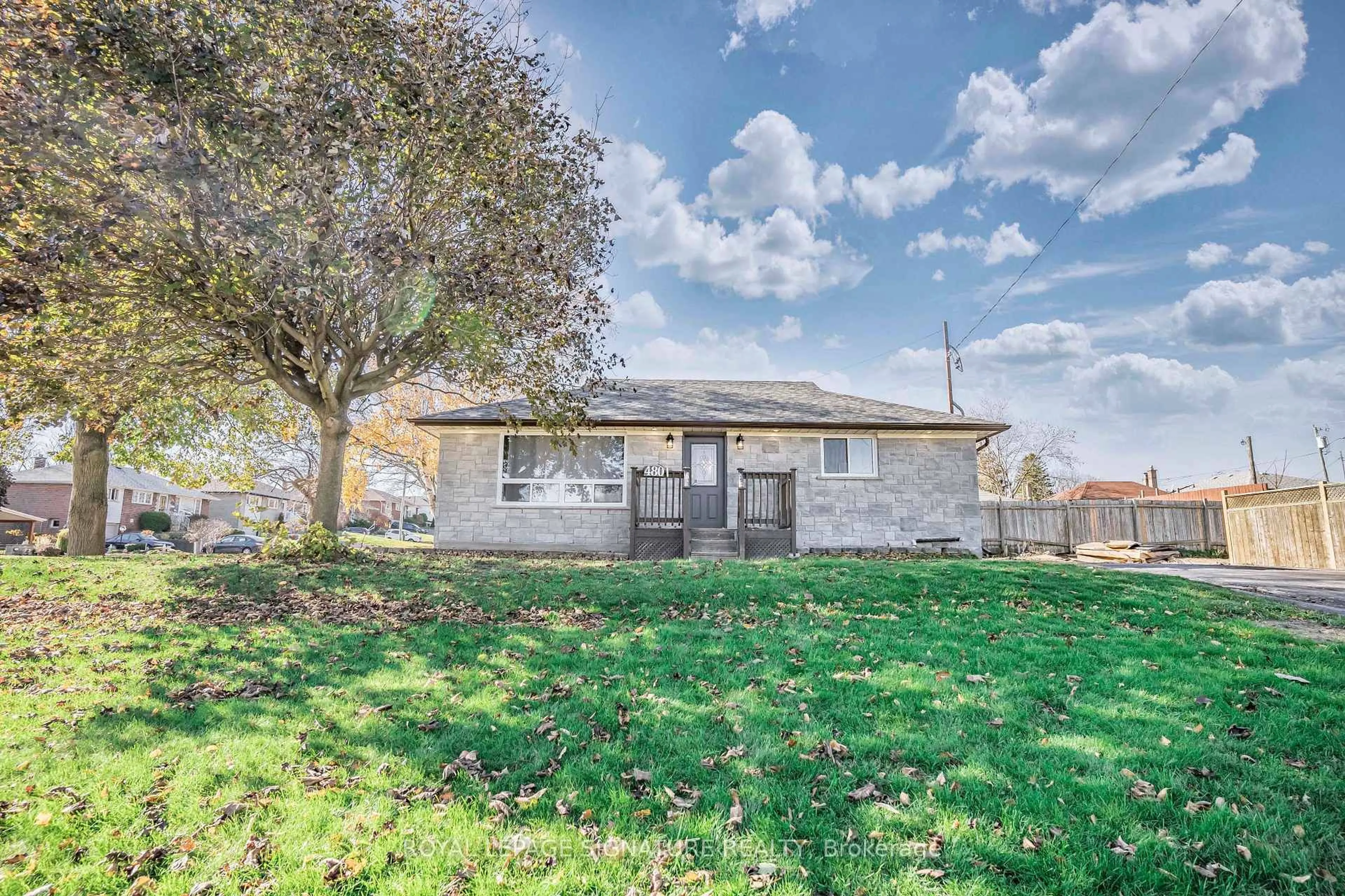 A pic from outside/outdoor area/front of a property/back of a property/a pic from drone, street for 480 Browning St, Oshawa Ontario L1H 6S9
