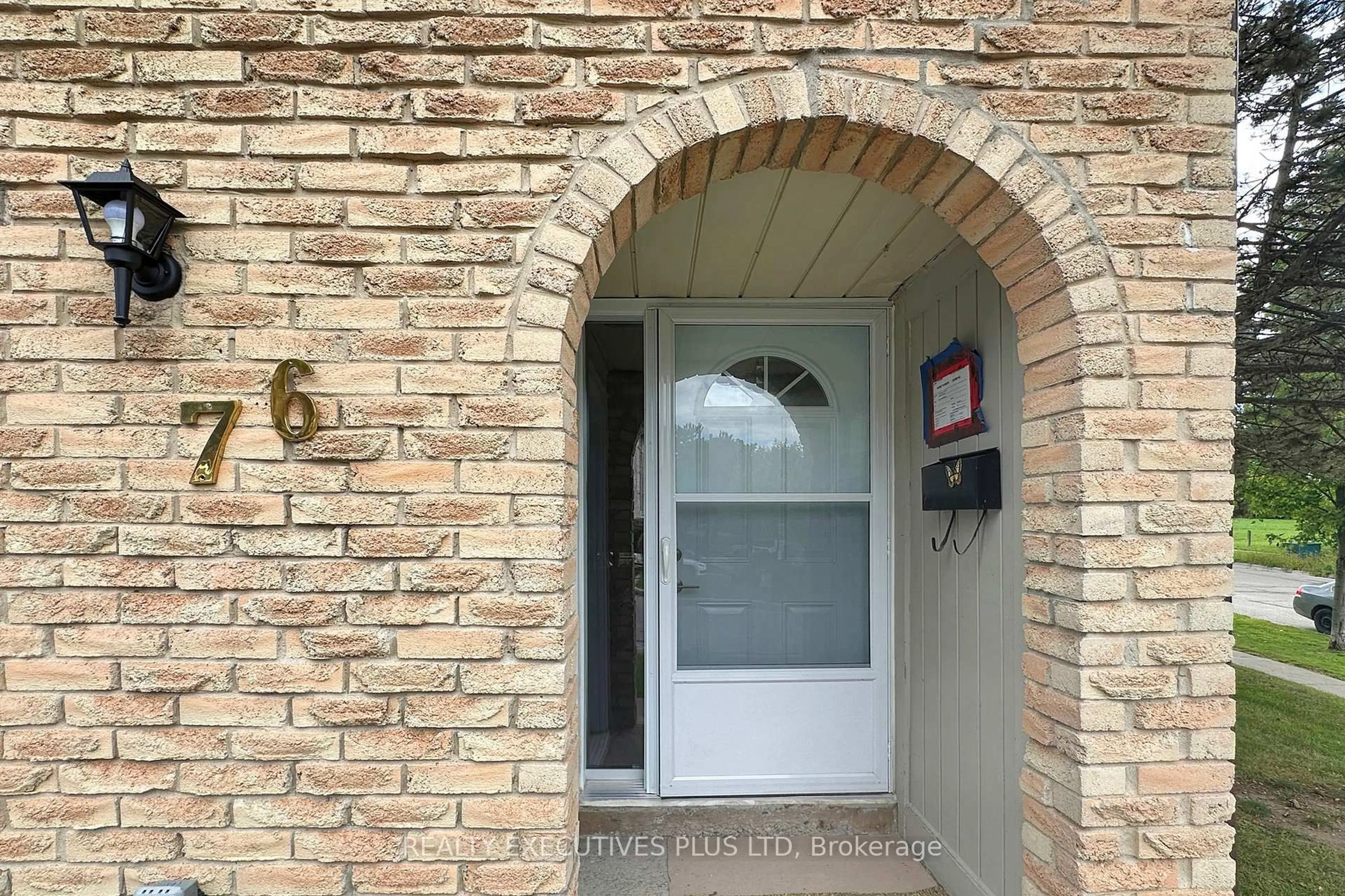 Indoor entryway for 1330 Trowbridge Dr #76, Oshawa Ontario L1G 7L1