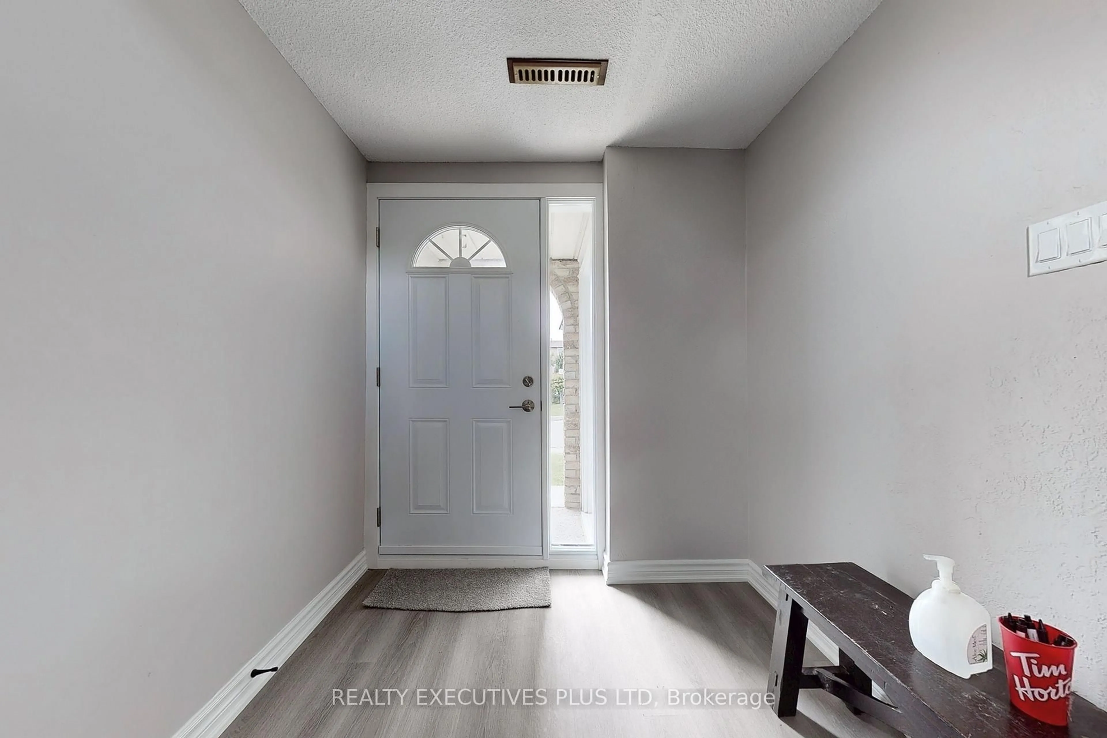 Indoor entryway for 1330 Trowbridge Dr #76, Oshawa Ontario L1G 7L1