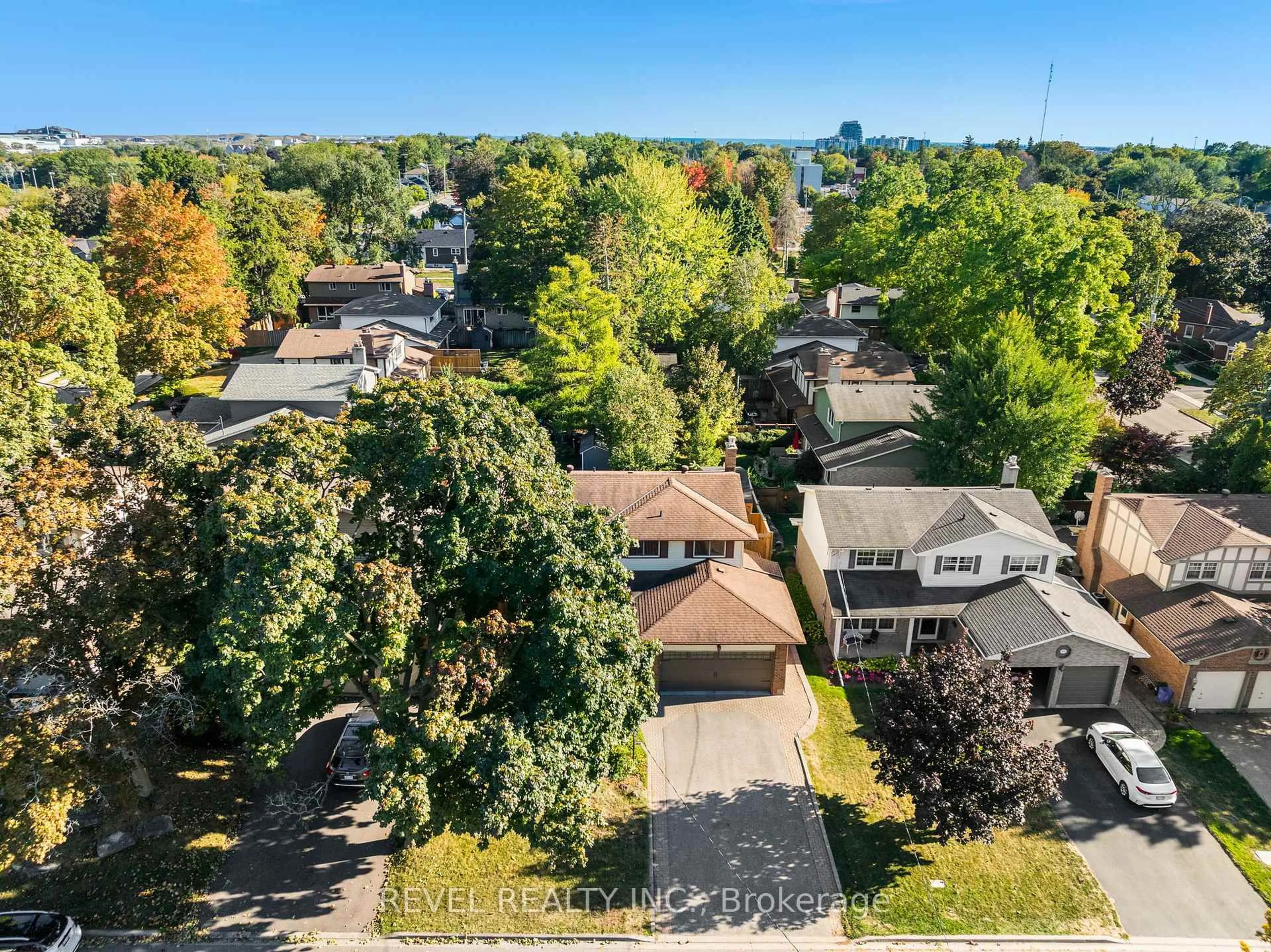 A pic from outside/outdoor area/front of a property/back of a property/a pic from drone, street for 205 Ontario St, Whitby Ontario L1N 6L8