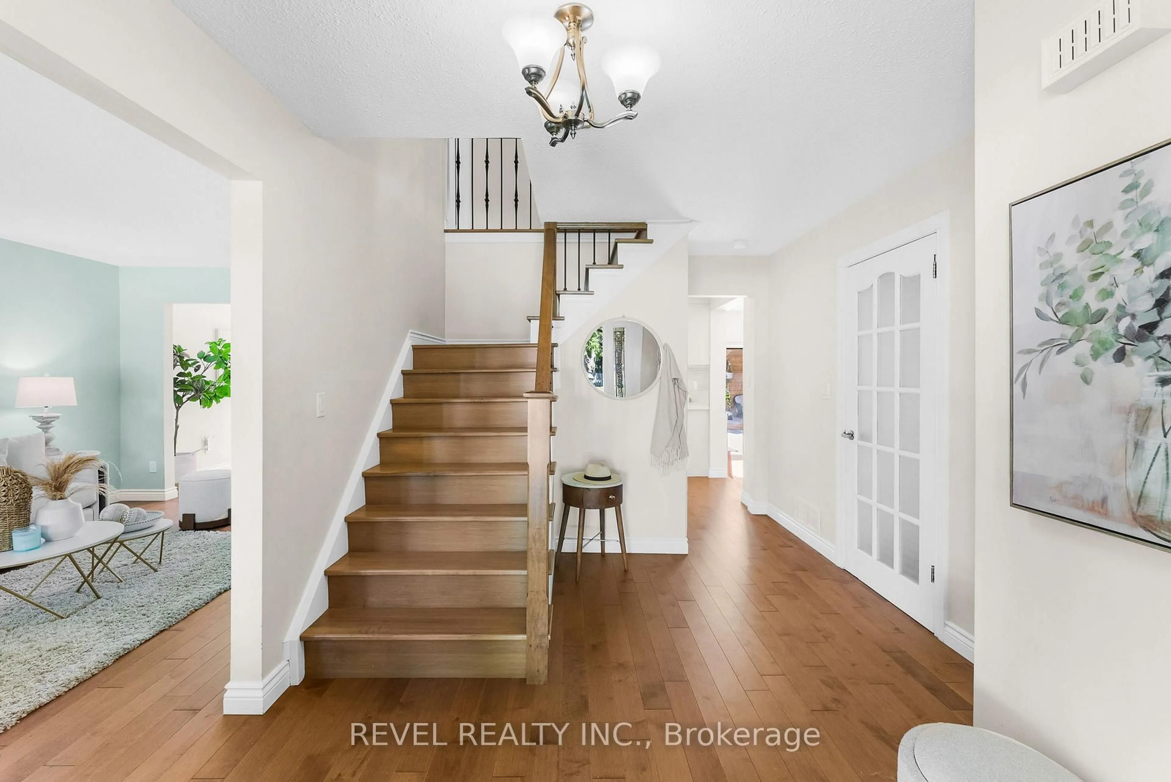 Indoor entryway for 205 Ontario St, Whitby Ontario L1N 6L8