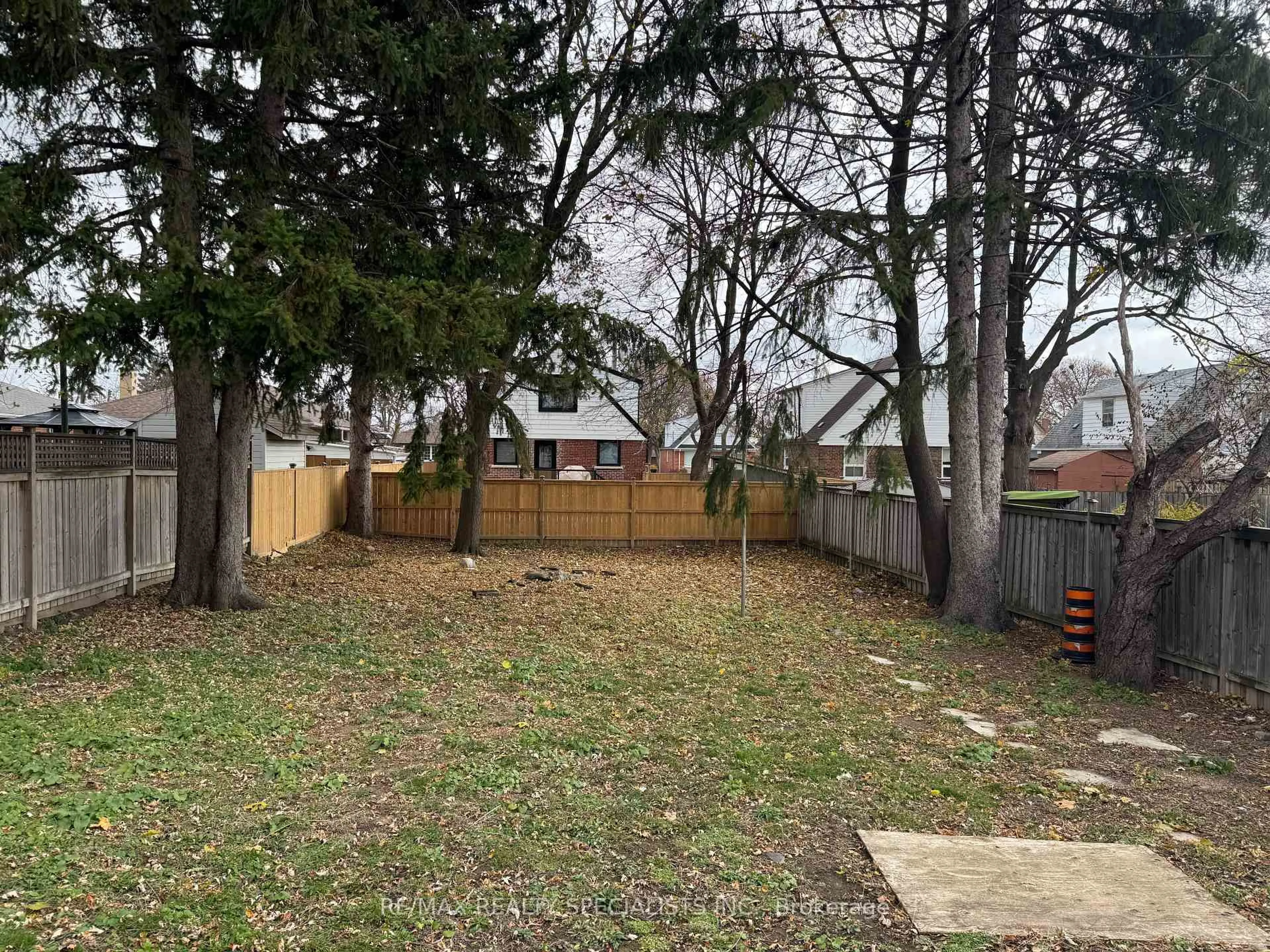 A pic from outside/outdoor area/front of a property/back of a property/a pic from drone, street for 1021 Pharmacy Ave, Toronto Ontario M1R 2G8