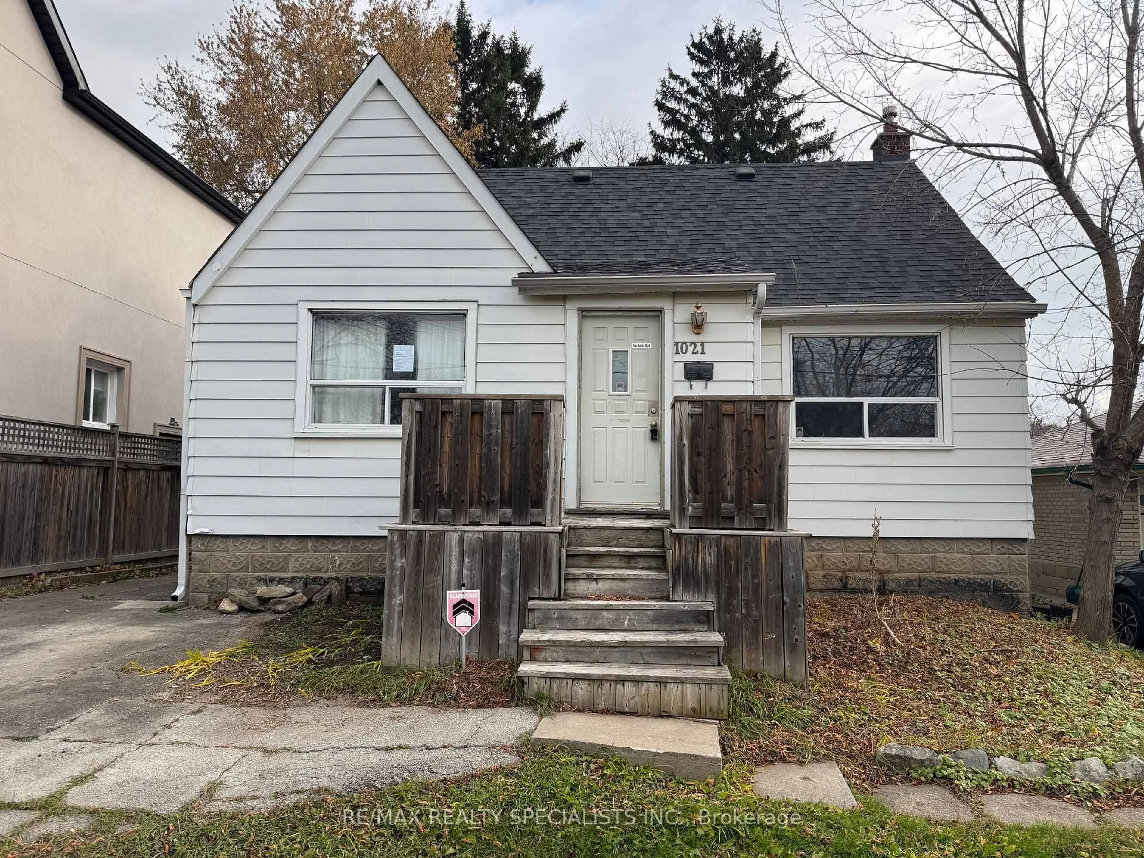 Home with vinyl exterior material, street for 1021 Pharmacy Ave, Toronto Ontario M1R 2G8