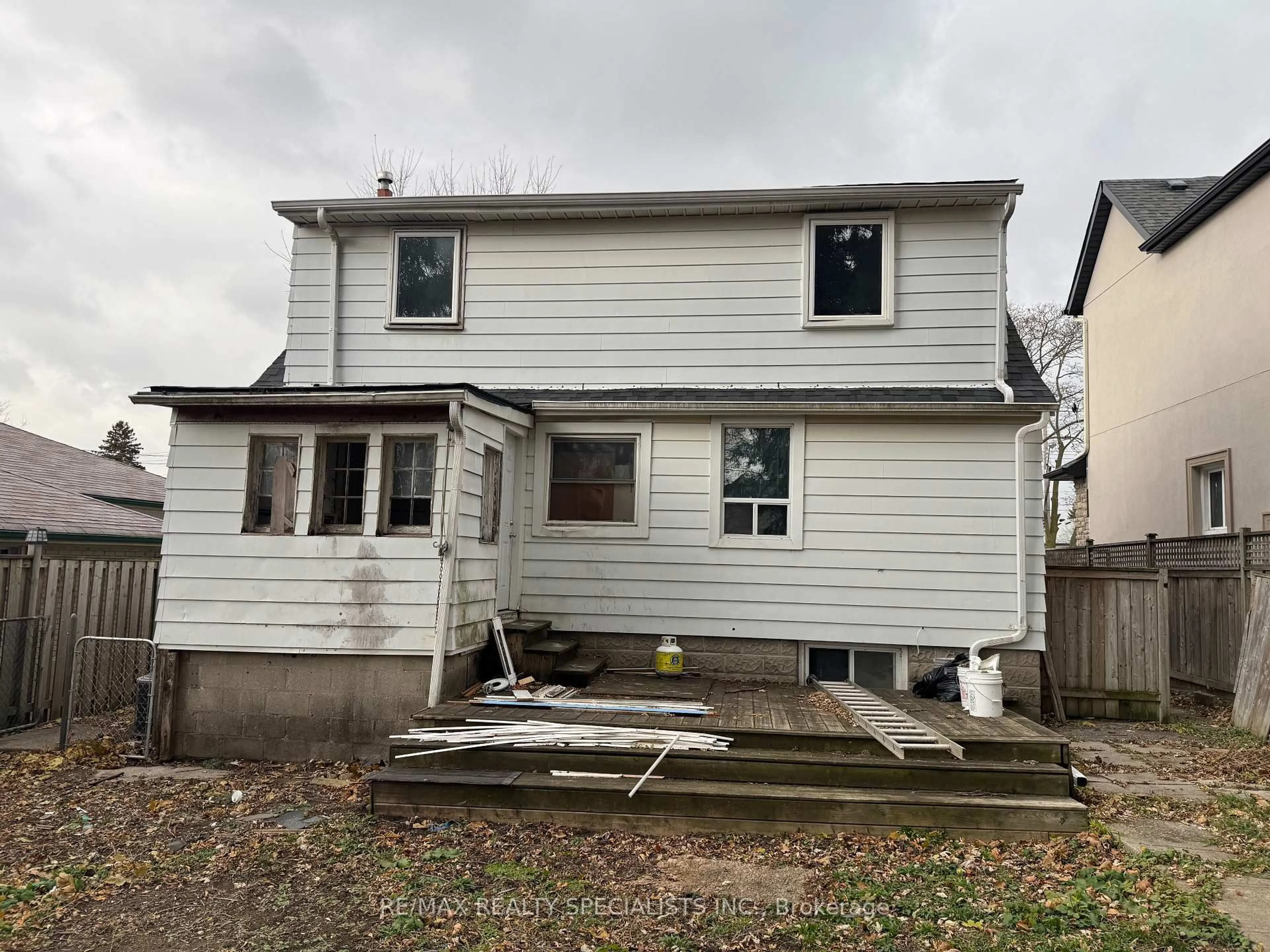 Home with vinyl exterior material, street for 1021 Pharmacy Ave, Toronto Ontario M1R 2G8