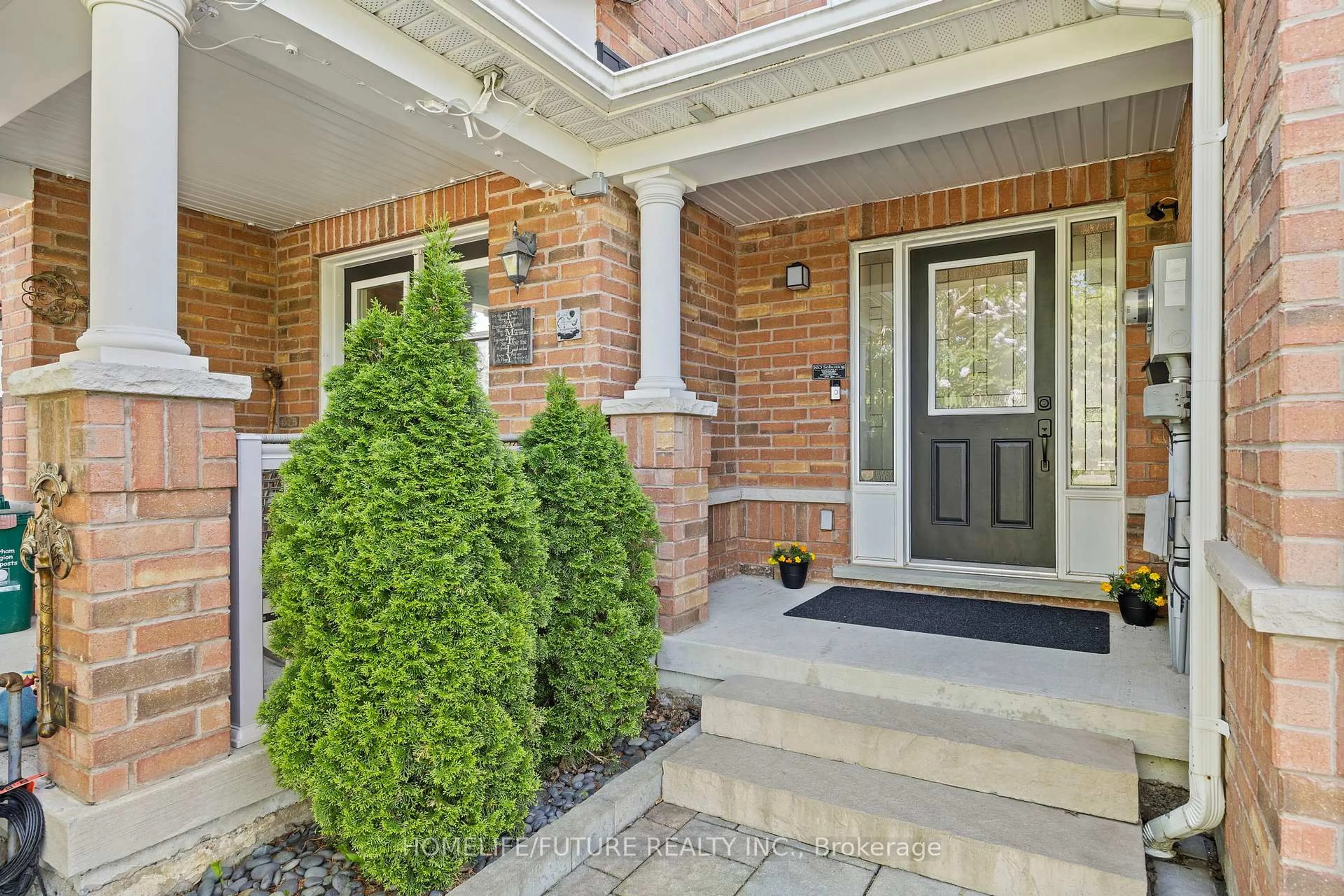 Indoor entryway for 1392 Glaspell Cres, Oshawa Ontario L1K 0M5