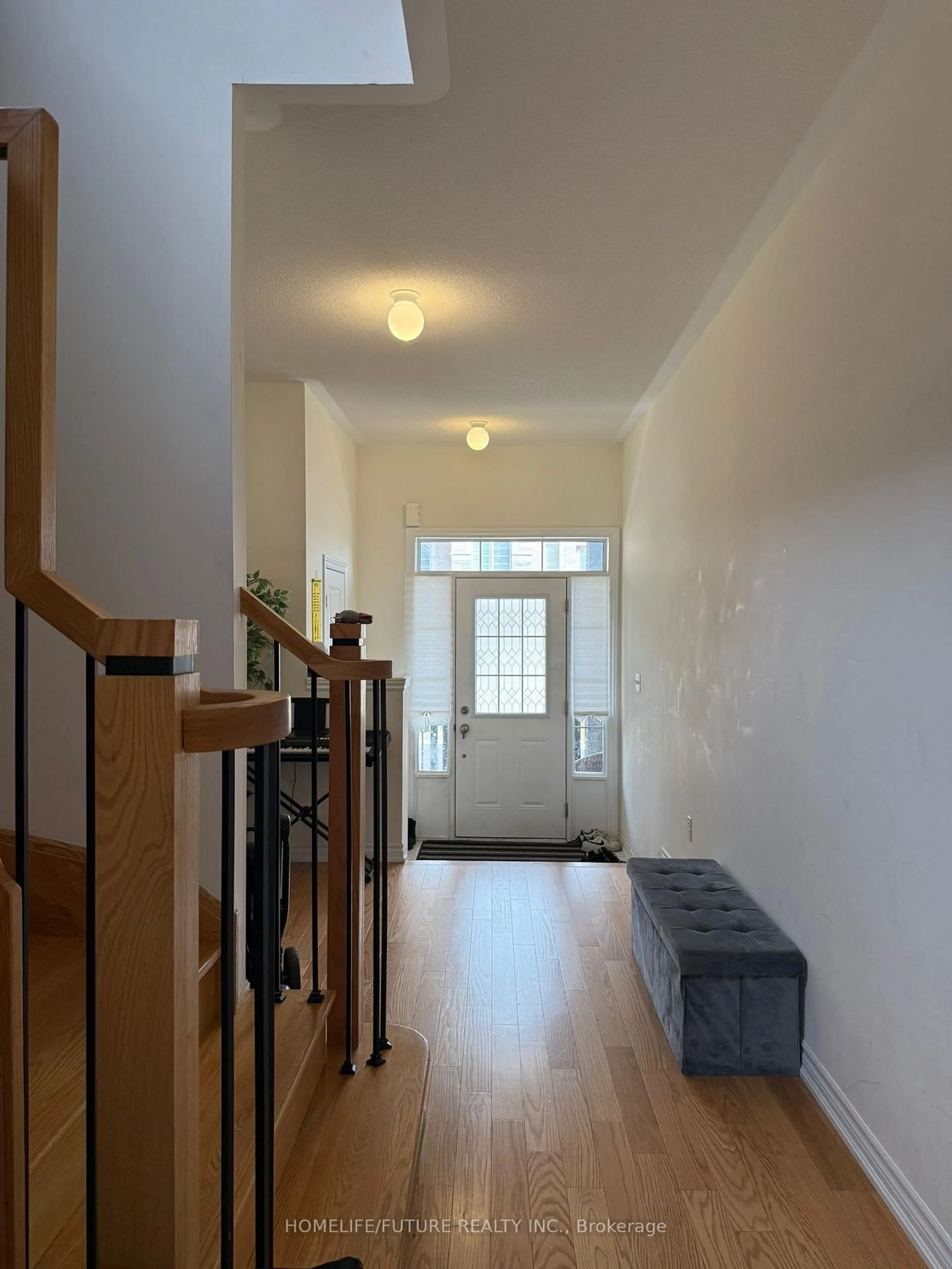 Indoor entryway for 2404 Angora St, Pickering Ontario L1X 0M6