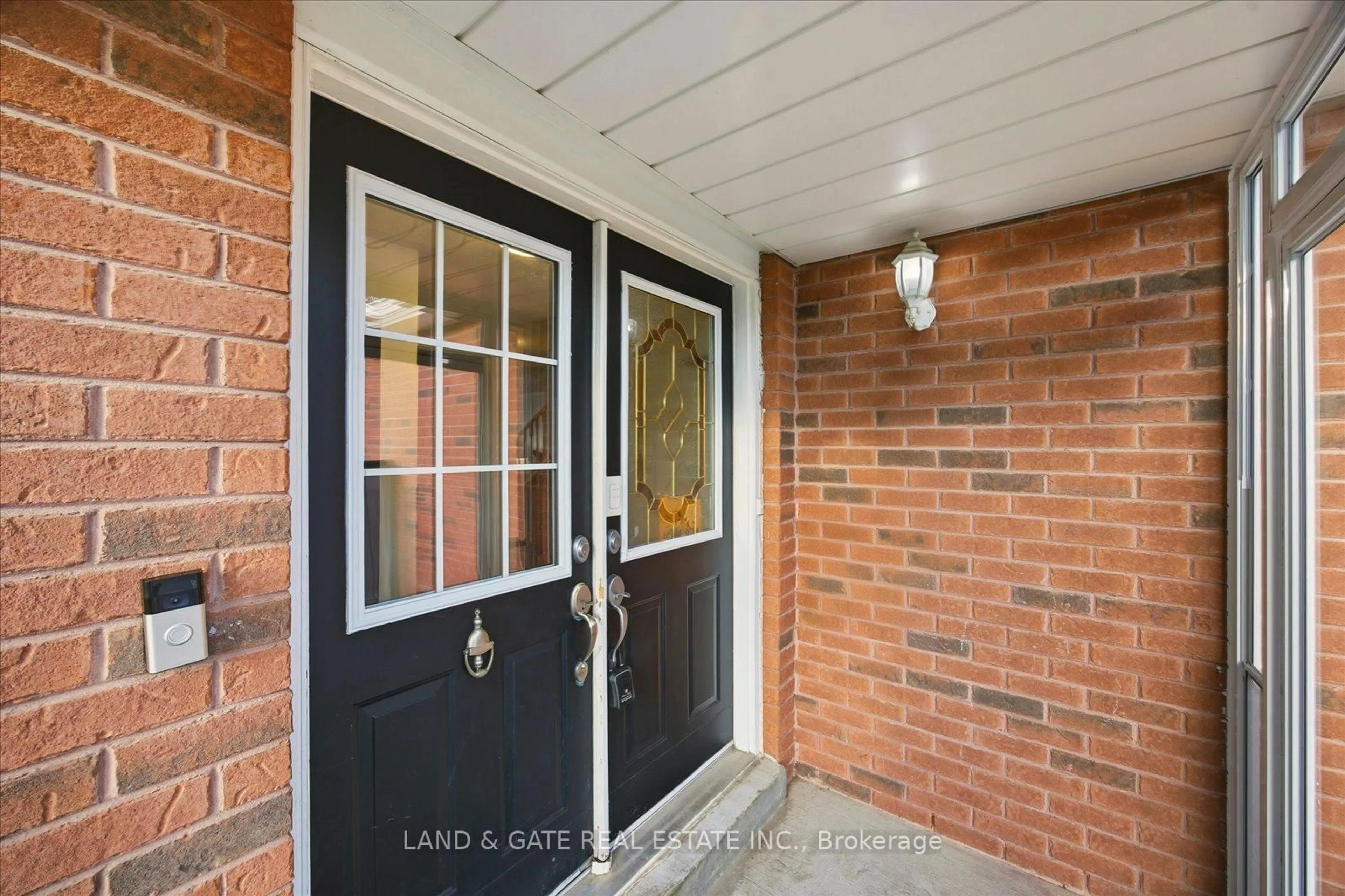 Indoor entryway for 76 Moyse Dr, Clarington Ontario L1E 2V8
