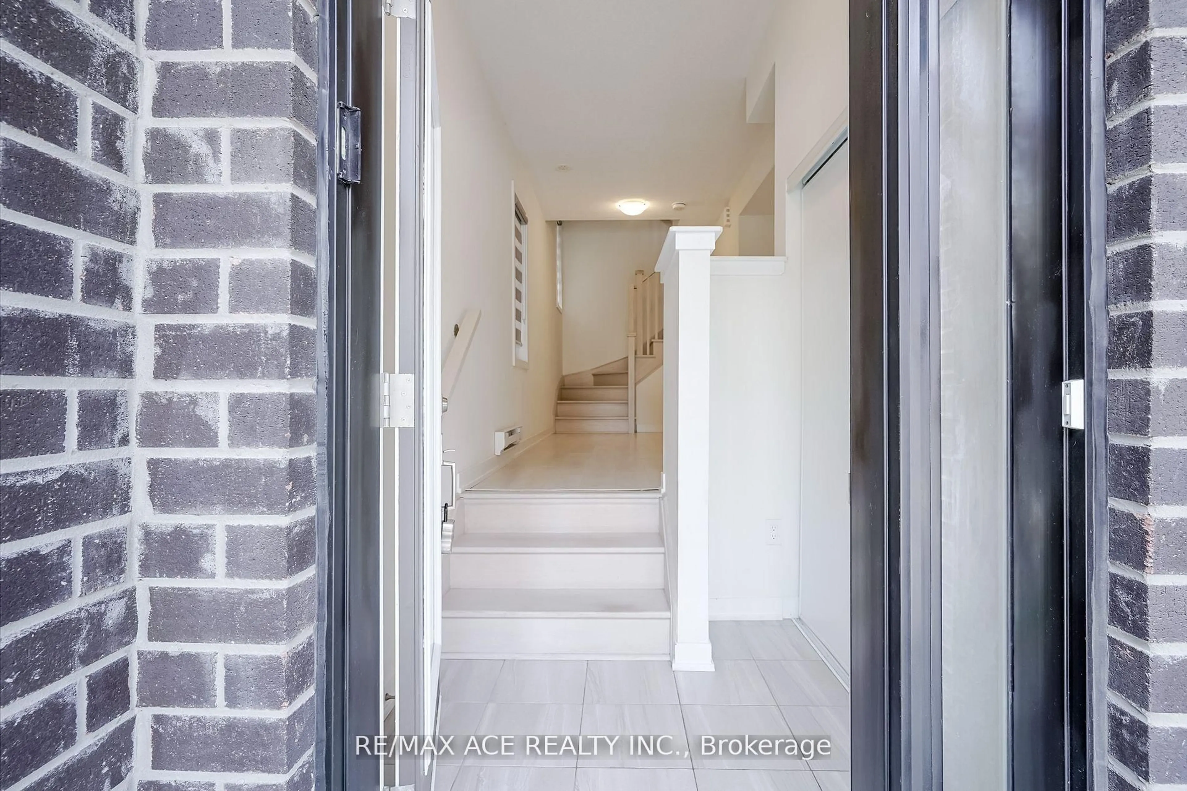 Indoor foyer for 1865 Pickering Pkwy #1501, Pickering Ontario L1V 0H2