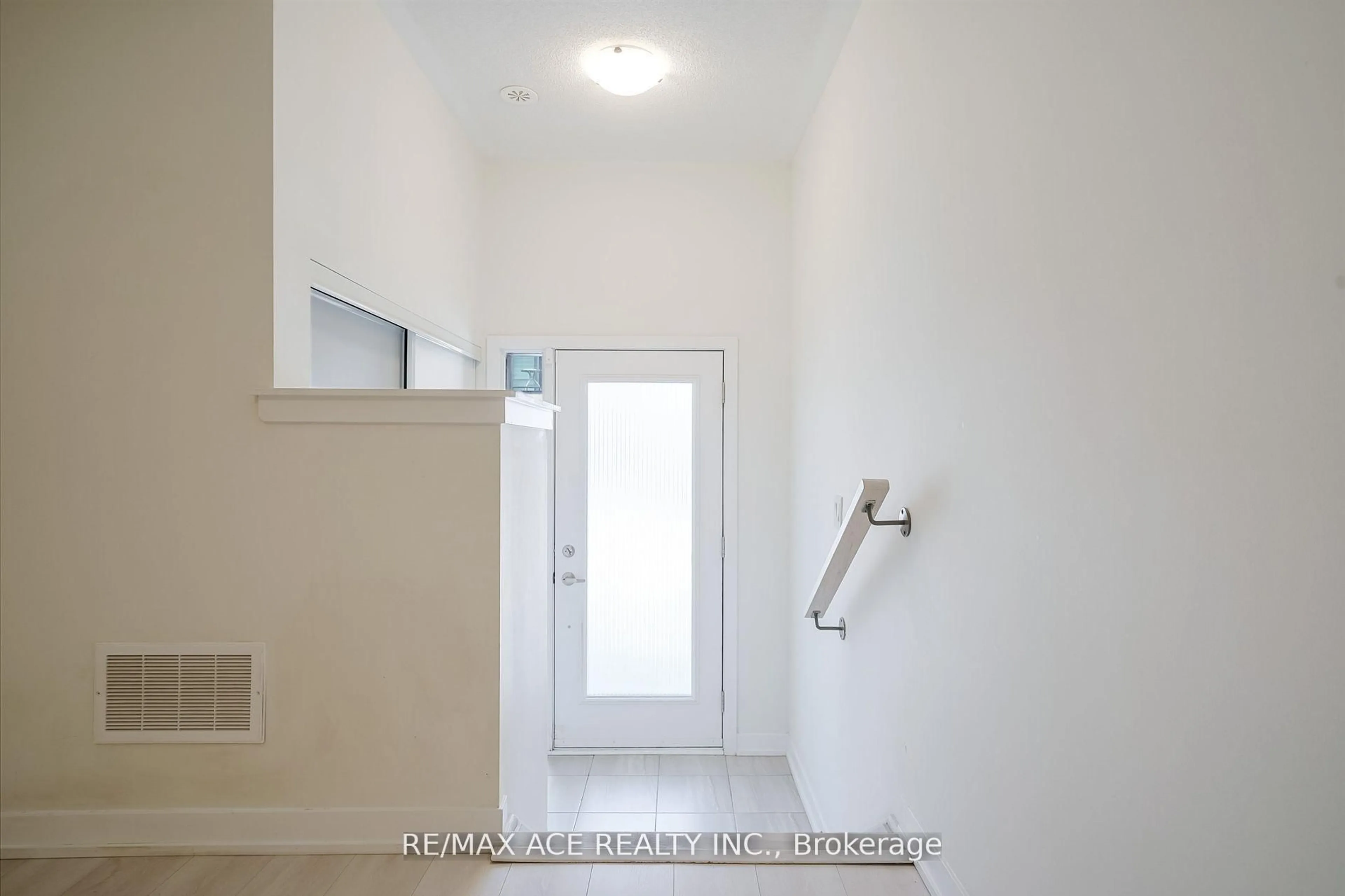 Indoor foyer for 1865 Pickering Pkwy #1501, Pickering Ontario L1V 0H2