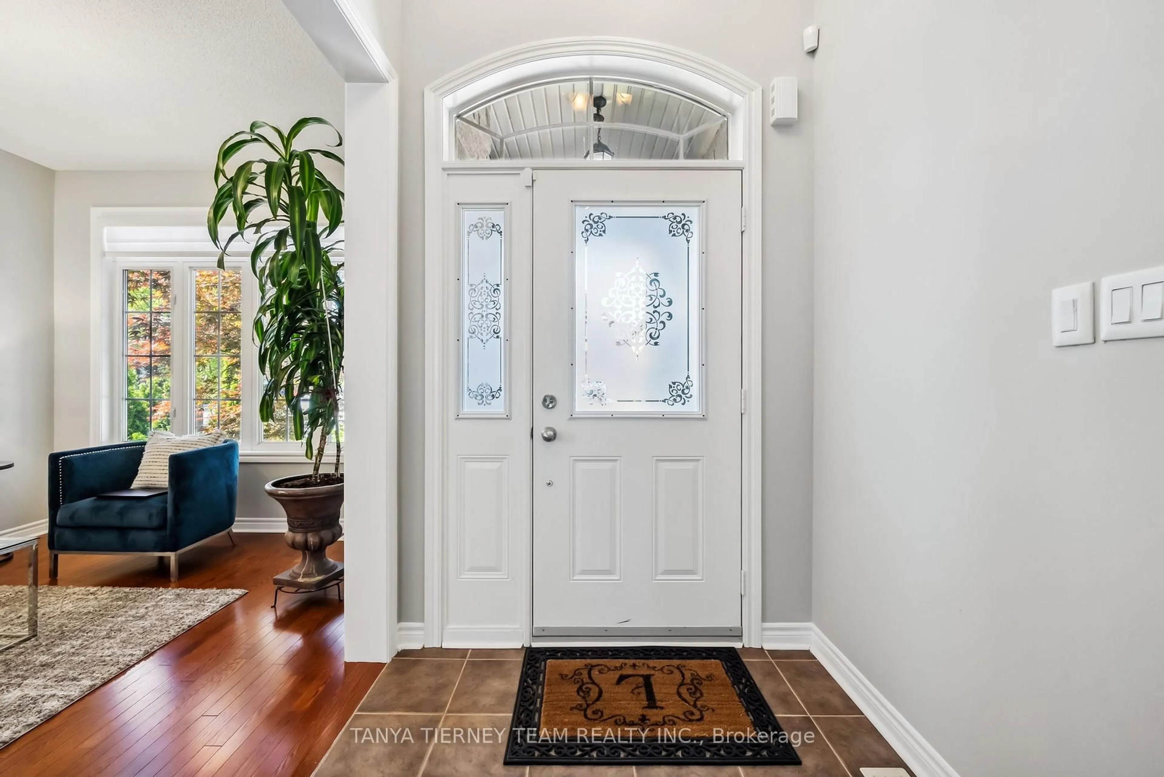 Indoor entryway for 165 Rivers Edge Pl, Whitby Ontario L1R 0G4