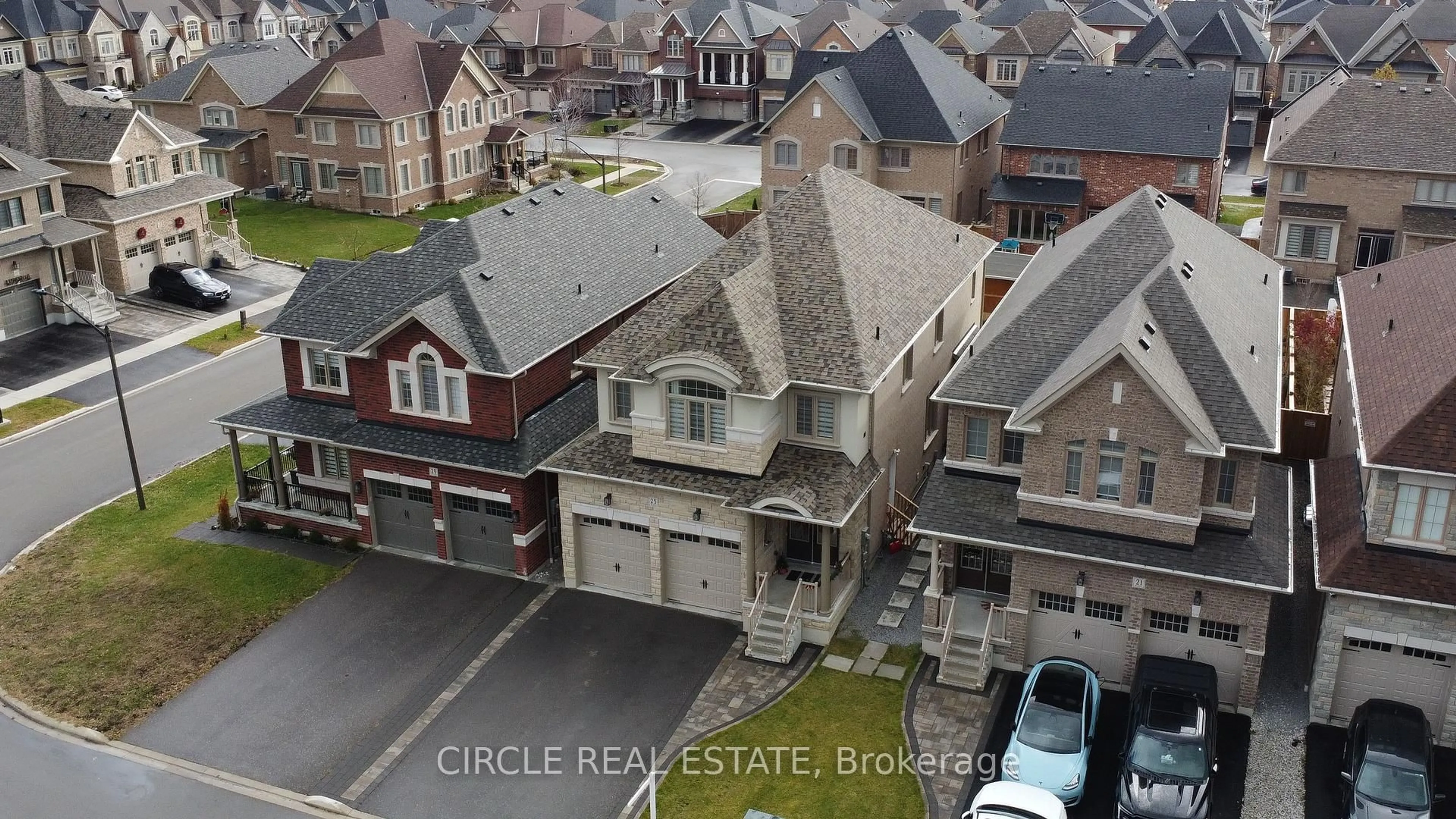 A pic from outside/outdoor area/front of a property/back of a property/a pic from drone, city buildings view from balcony for 25 Ouellette Dr, Whitby Ontario L1P 0E3