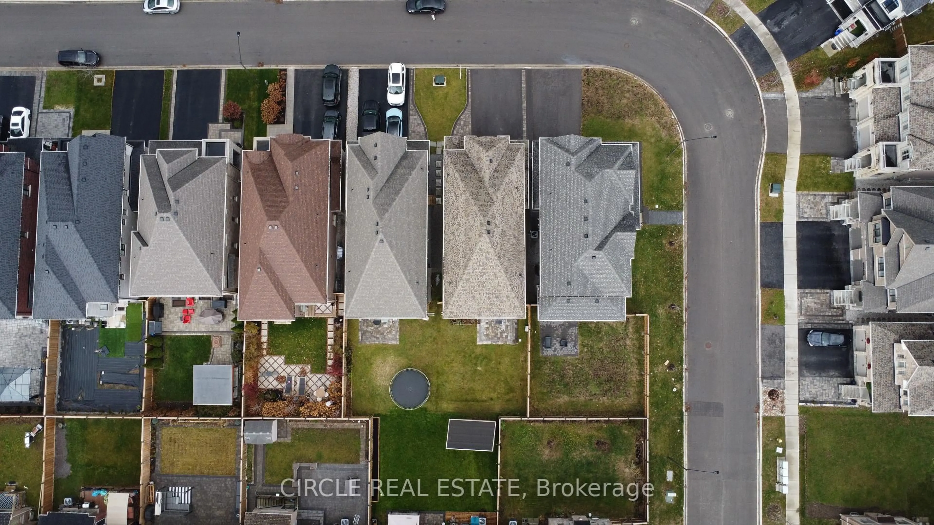 A pic from outside/outdoor area/front of a property/back of a property/a pic from drone, street for 25 Ouellette Dr, Whitby Ontario L1P 0E3