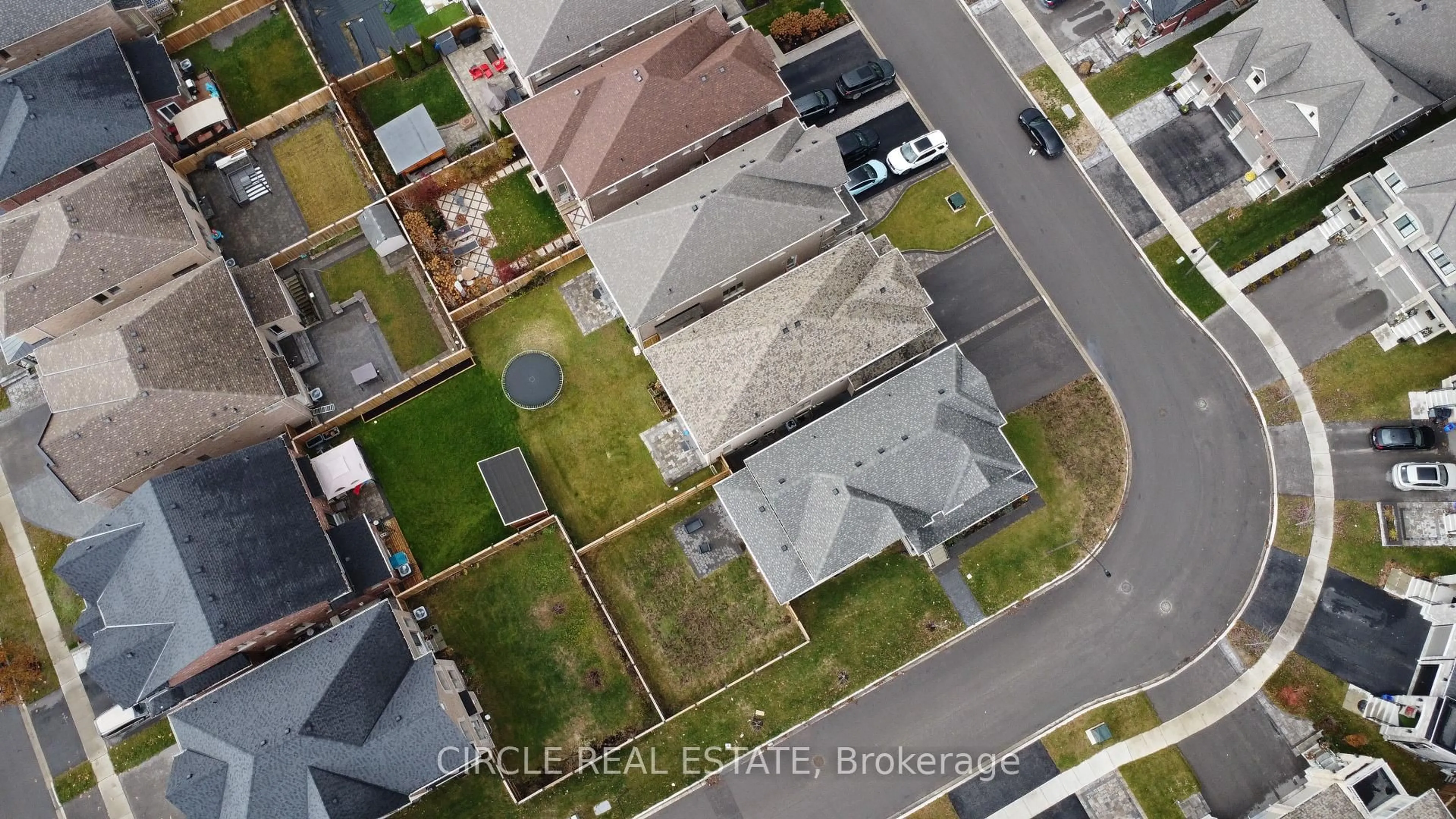 A pic from outside/outdoor area/front of a property/back of a property/a pic from drone, street for 25 Ouellette Dr, Whitby Ontario L1P 0E3