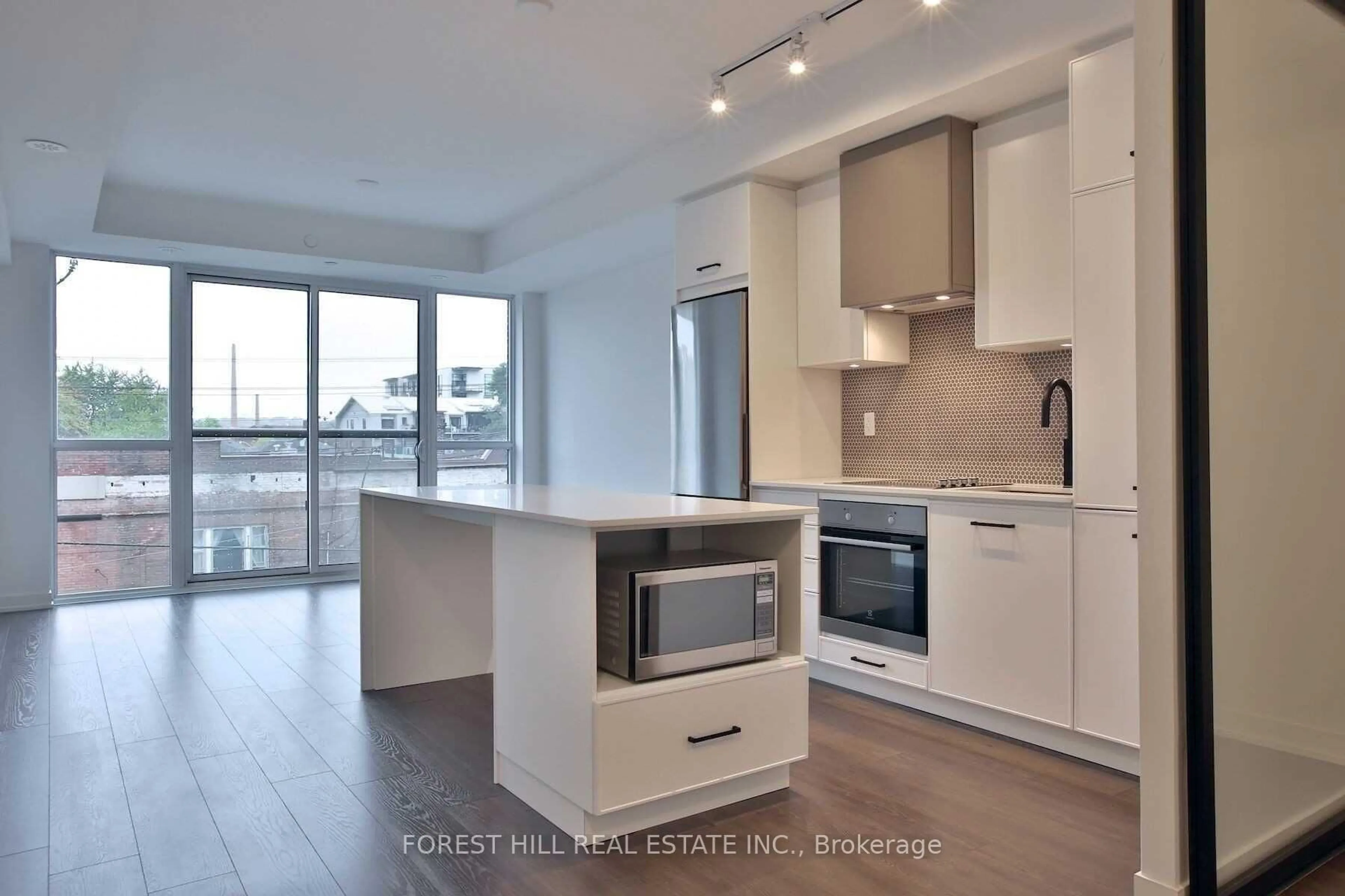 Open concept kitchen, wood/laminate floor for 899 Queen St #402, Toronto Ontario M4M 1J4