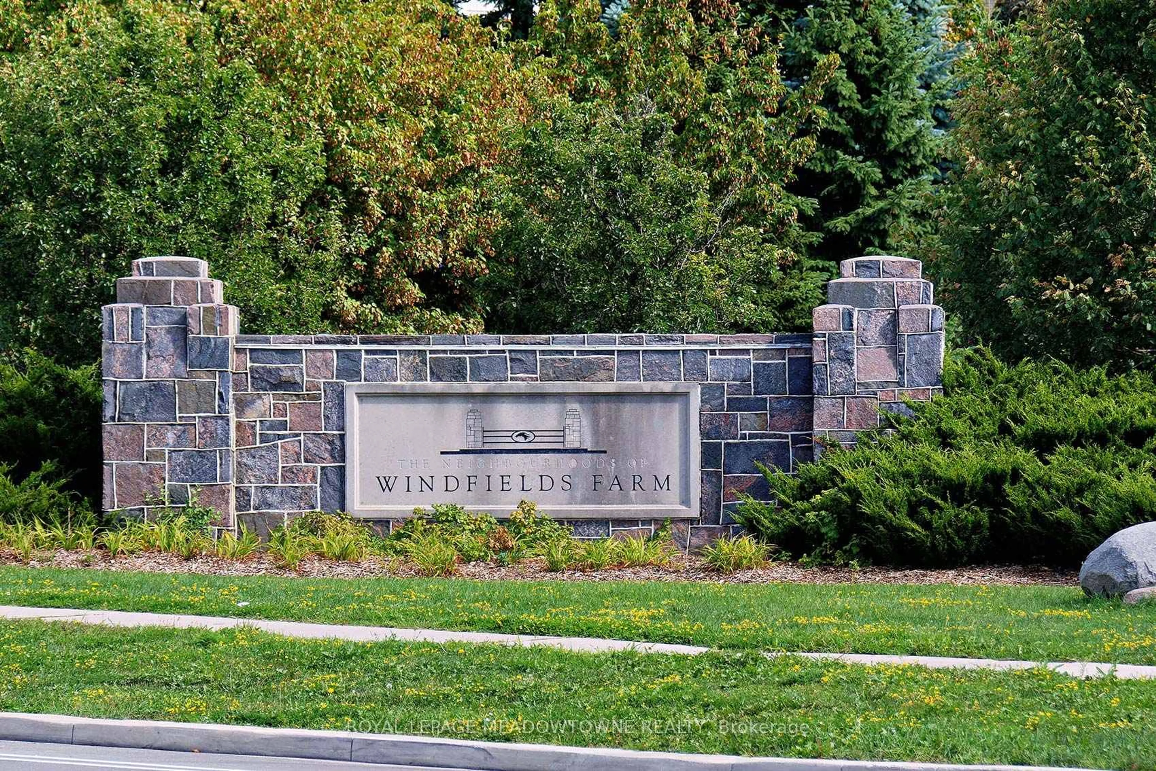 Indoor foyer for 28 Norland Circ, Oshawa Ontario L1L 0A6