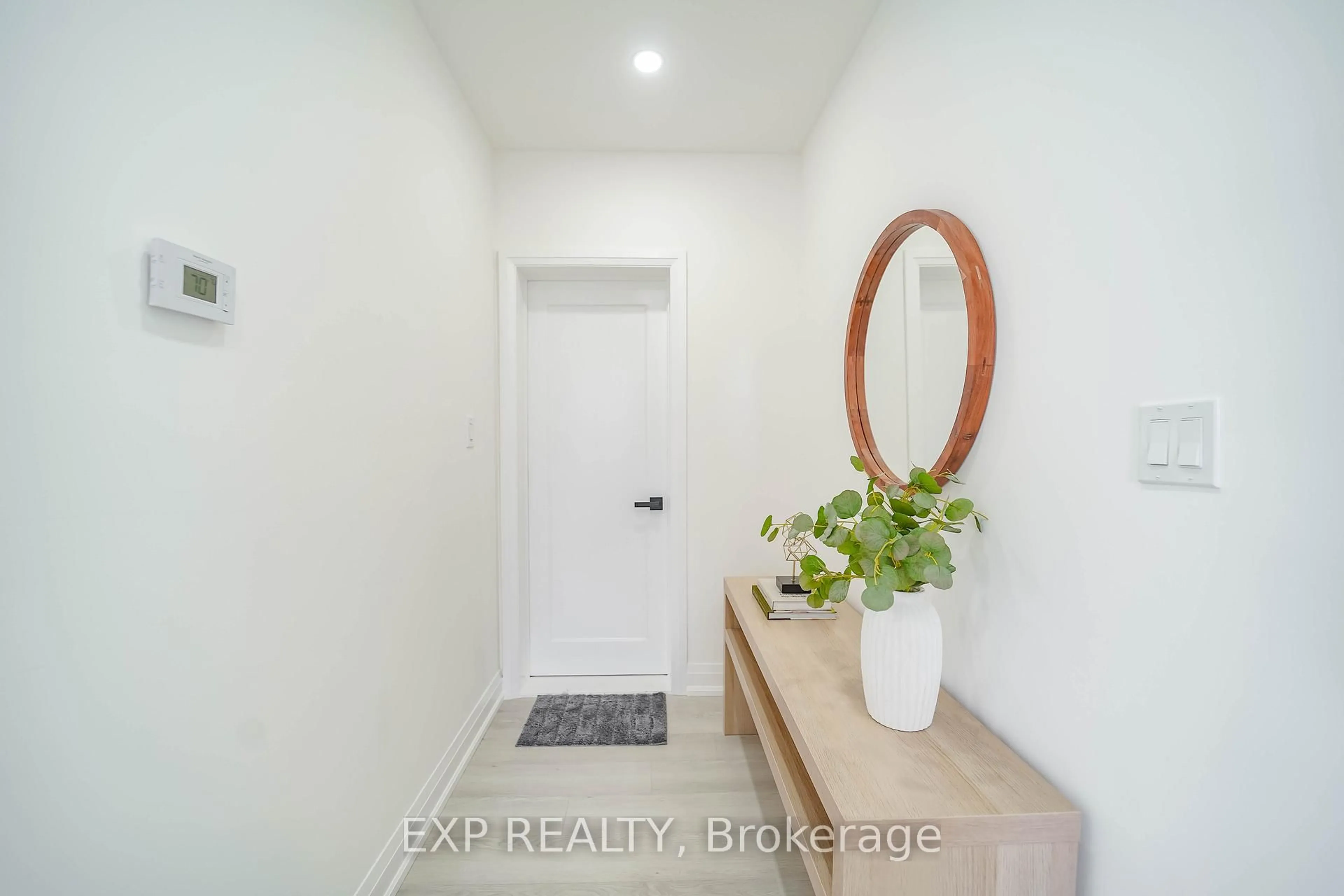 Indoor entryway for 288 Celina St, Oshawa Ontario L1H 4P1