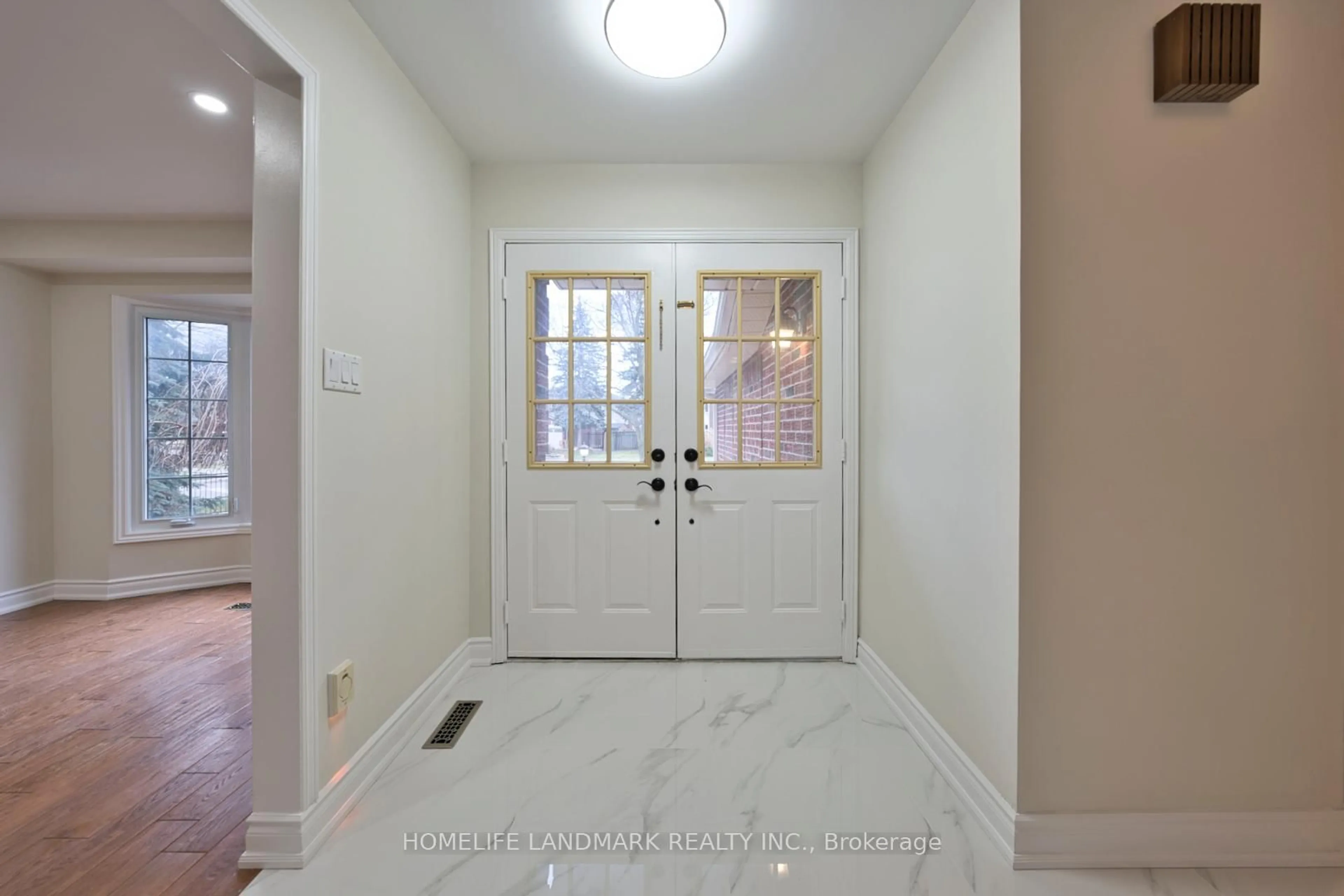 Indoor entryway for 18 Glen Dhu Dr, Whitby Ontario L1R 1J5