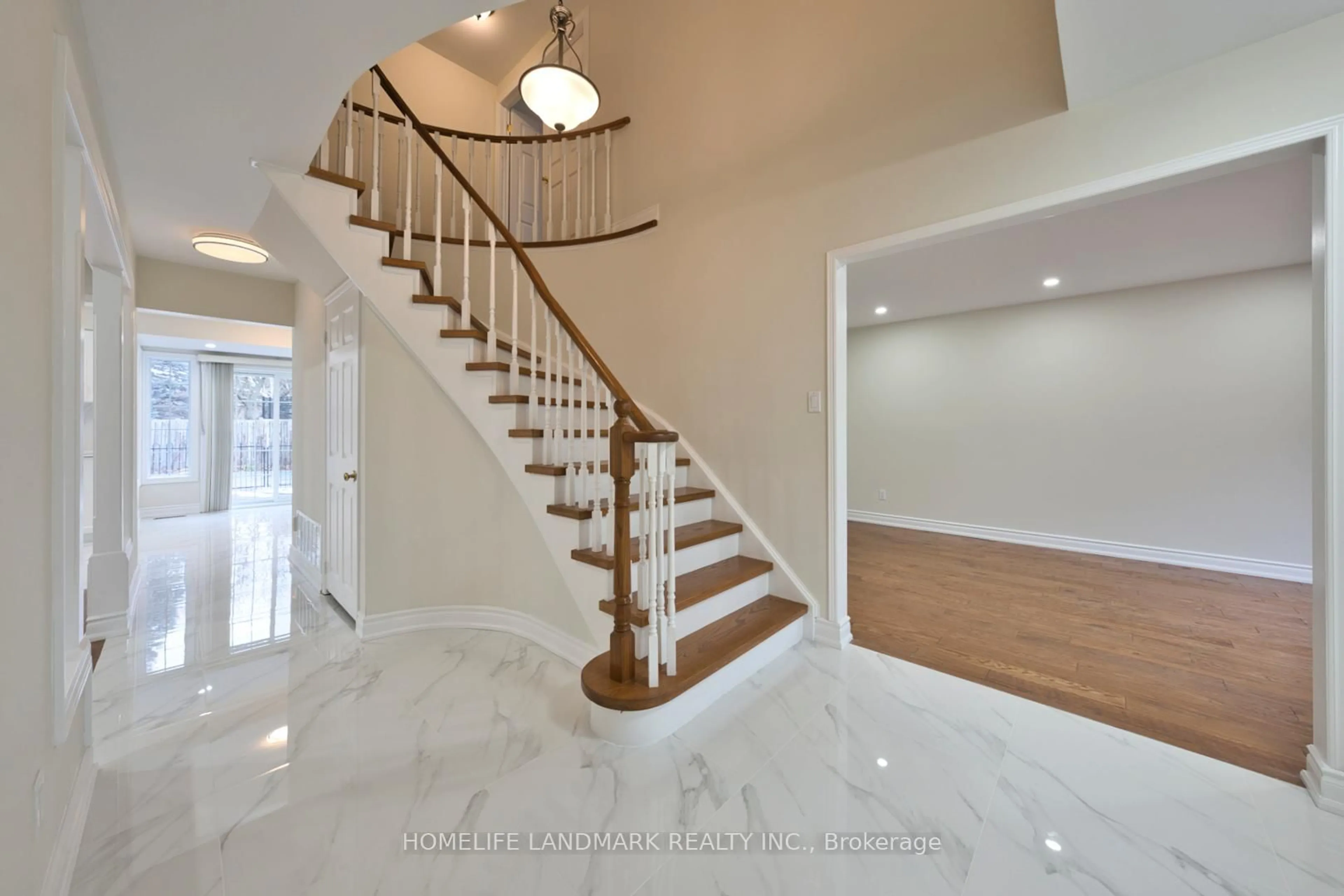 Stairs for 18 Glen Dhu Dr, Whitby Ontario L1R 1J5