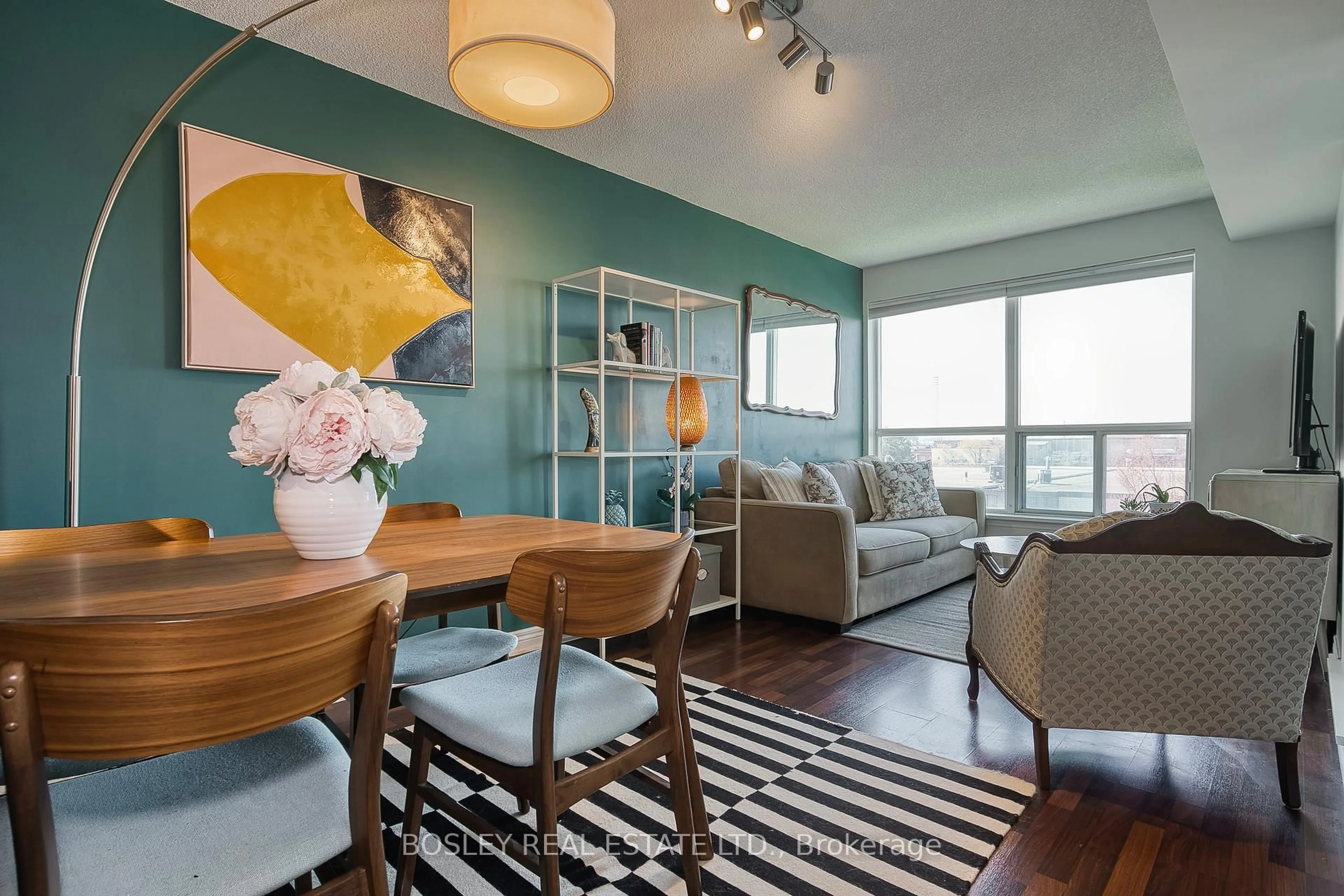 Living room with furniture, wood/laminate floor for 60 Fairfax Cres #326, Toronto Ontario M1L 0E1