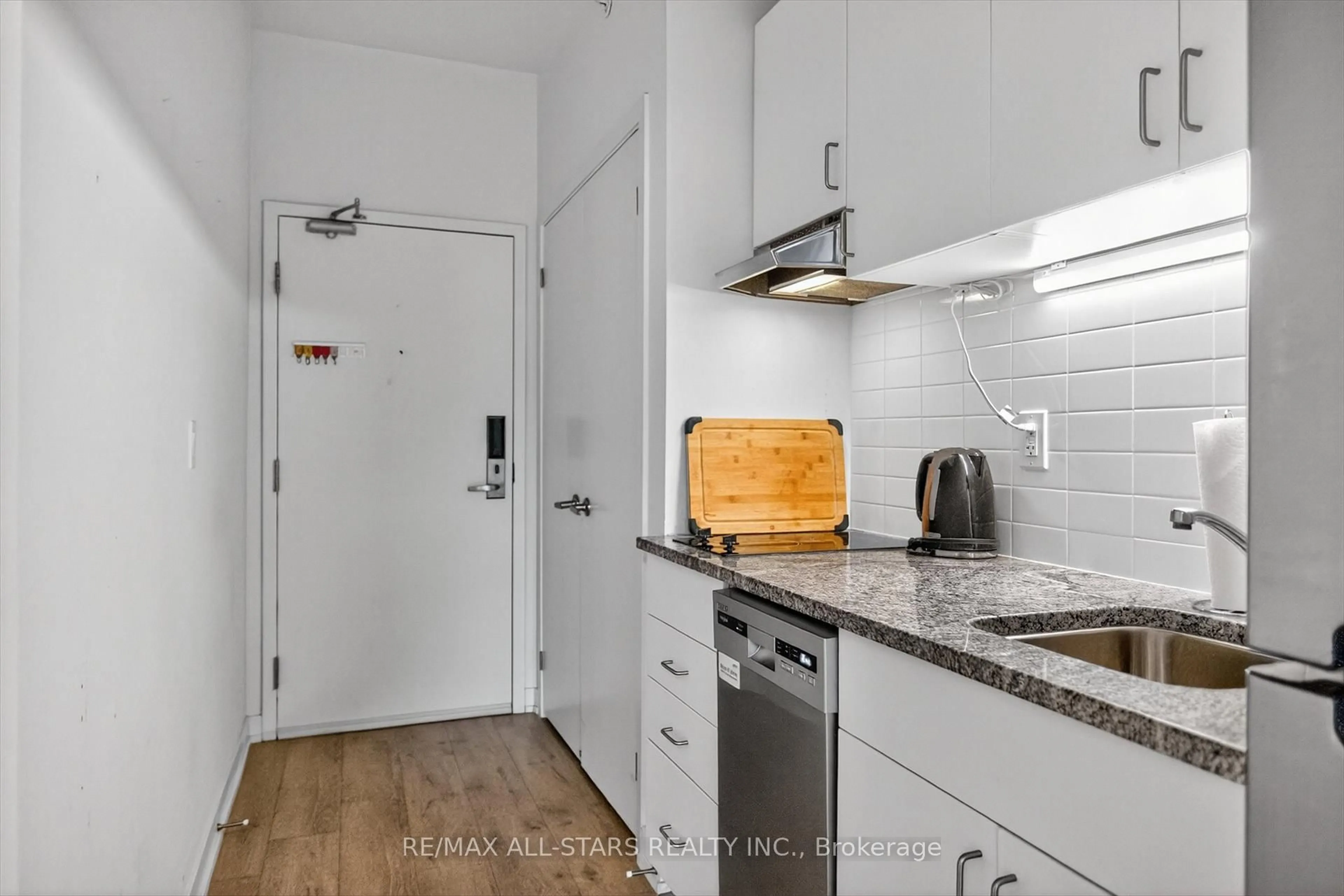 Standard kitchen, unknown for 1800 Simcoe St, Oshawa Ontario L1G 4X9