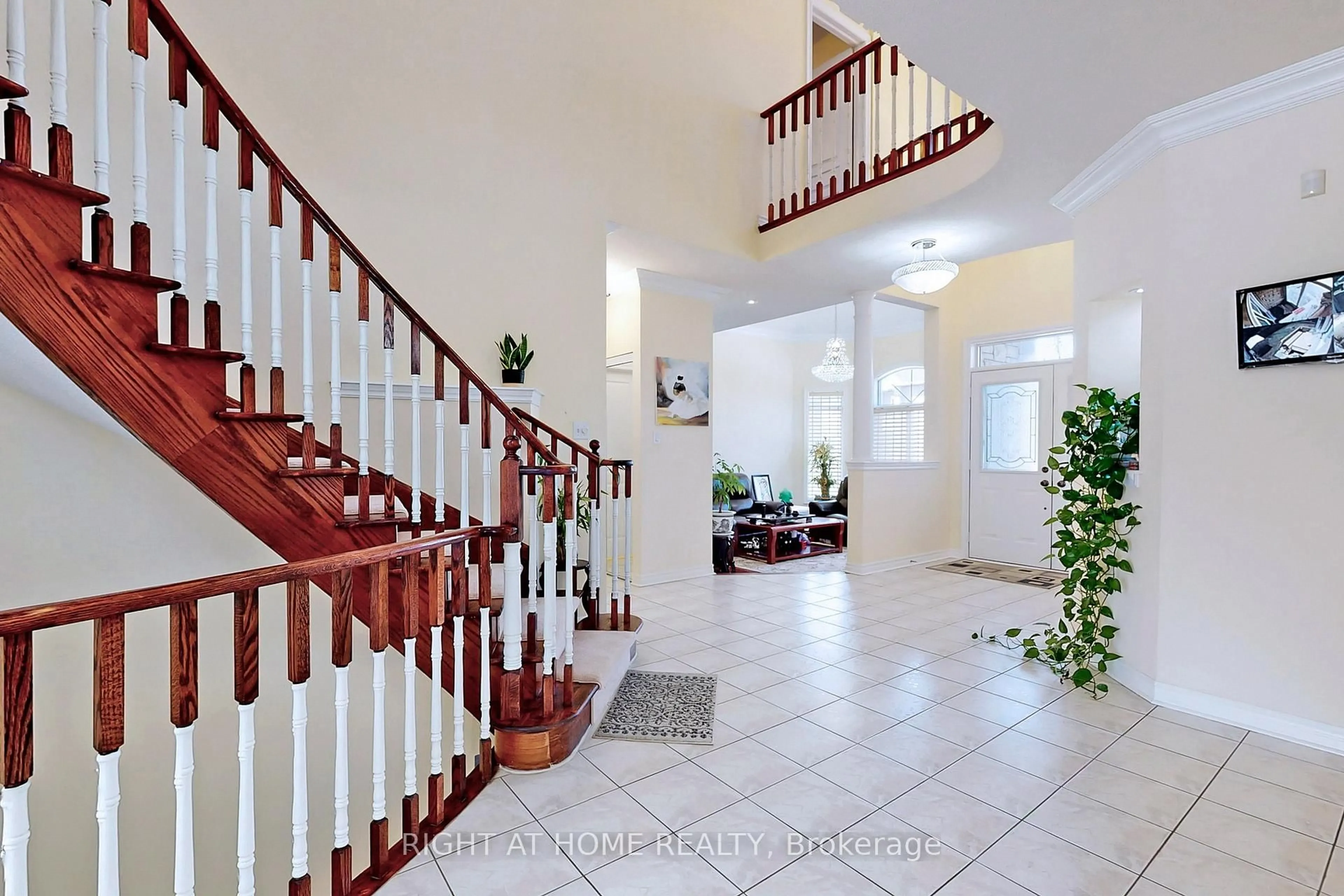 Indoor foyer for 861 Strouds Lane, Pickering Ontario L1V 7G1