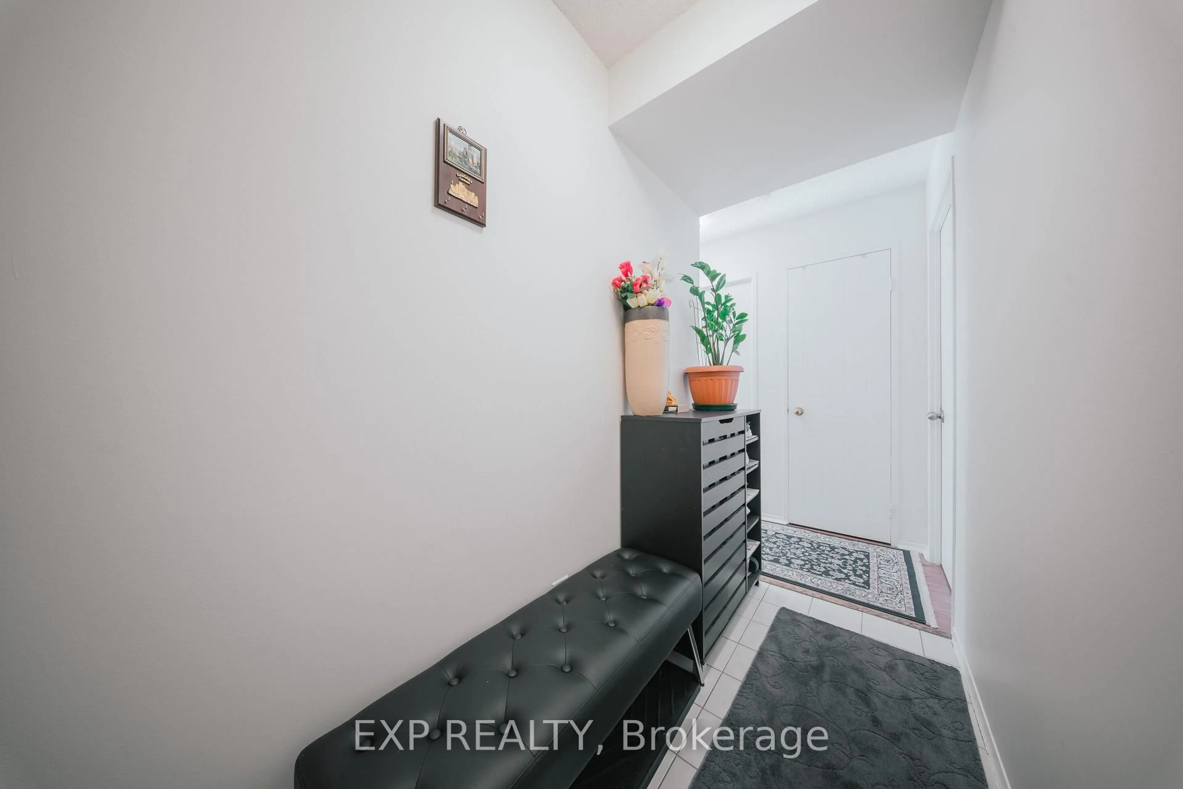 Indoor entryway for 2550 Lawrence Ave #310, Toronto Ontario M1P 4Z3