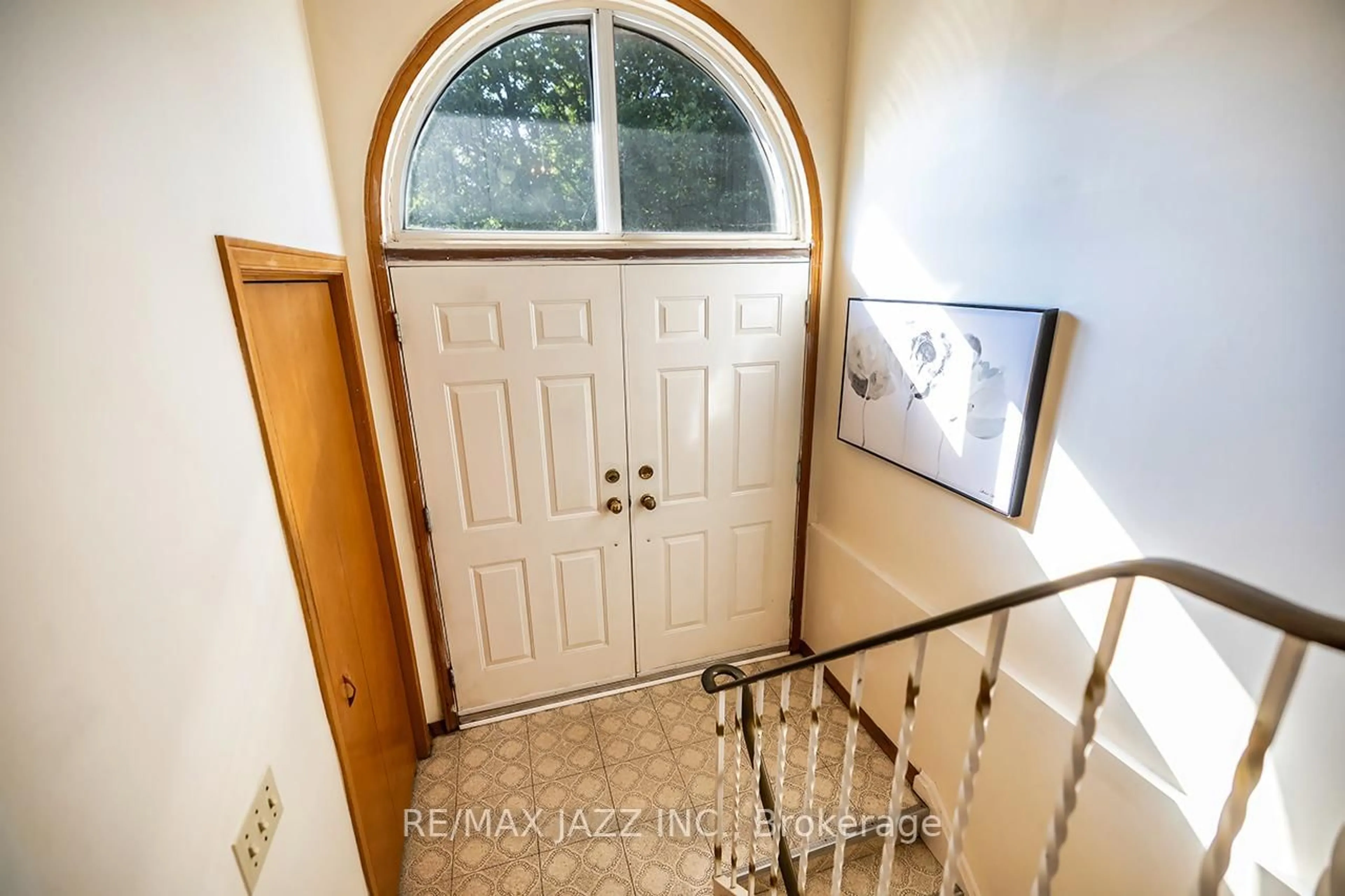 Indoor entryway for 28 Pilot St, Toronto Ontario M1E 2C5