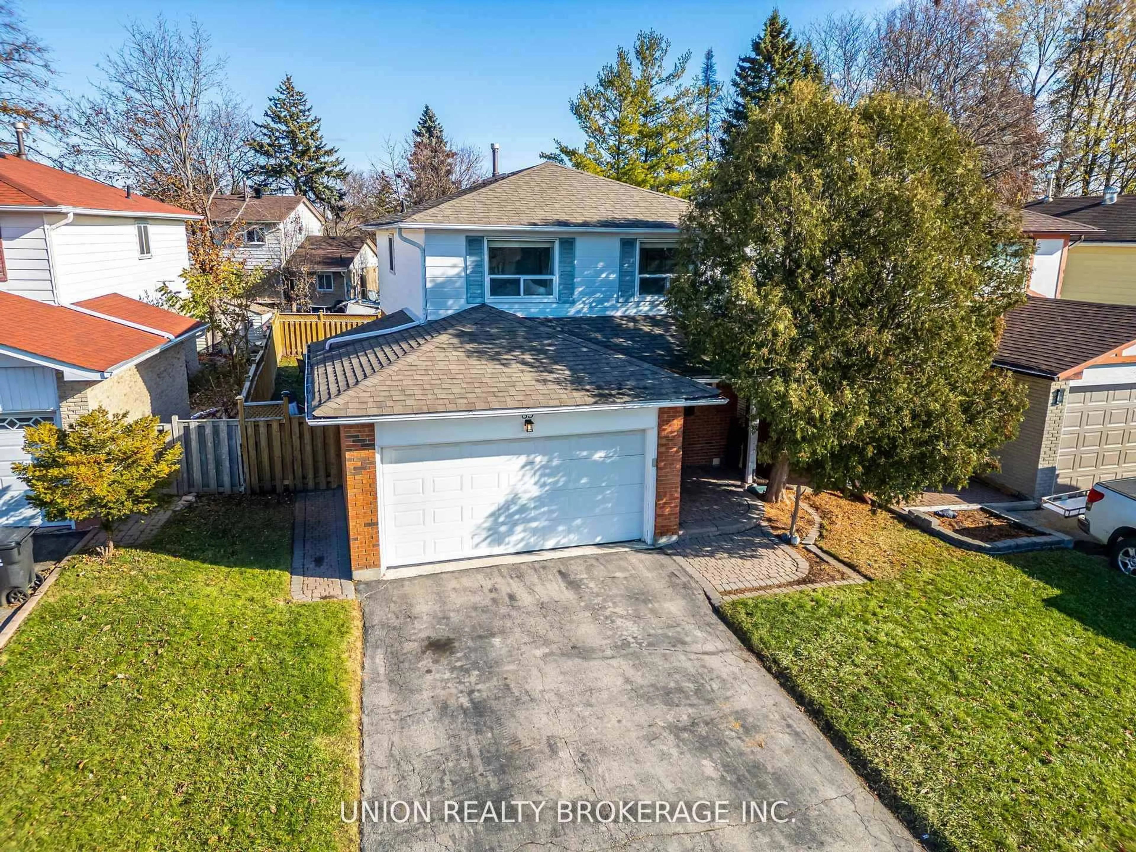 A pic from outside/outdoor area/front of a property/back of a property/a pic from drone, street for 85 La Peer Blvd, Toronto Ontario M1W 2H4